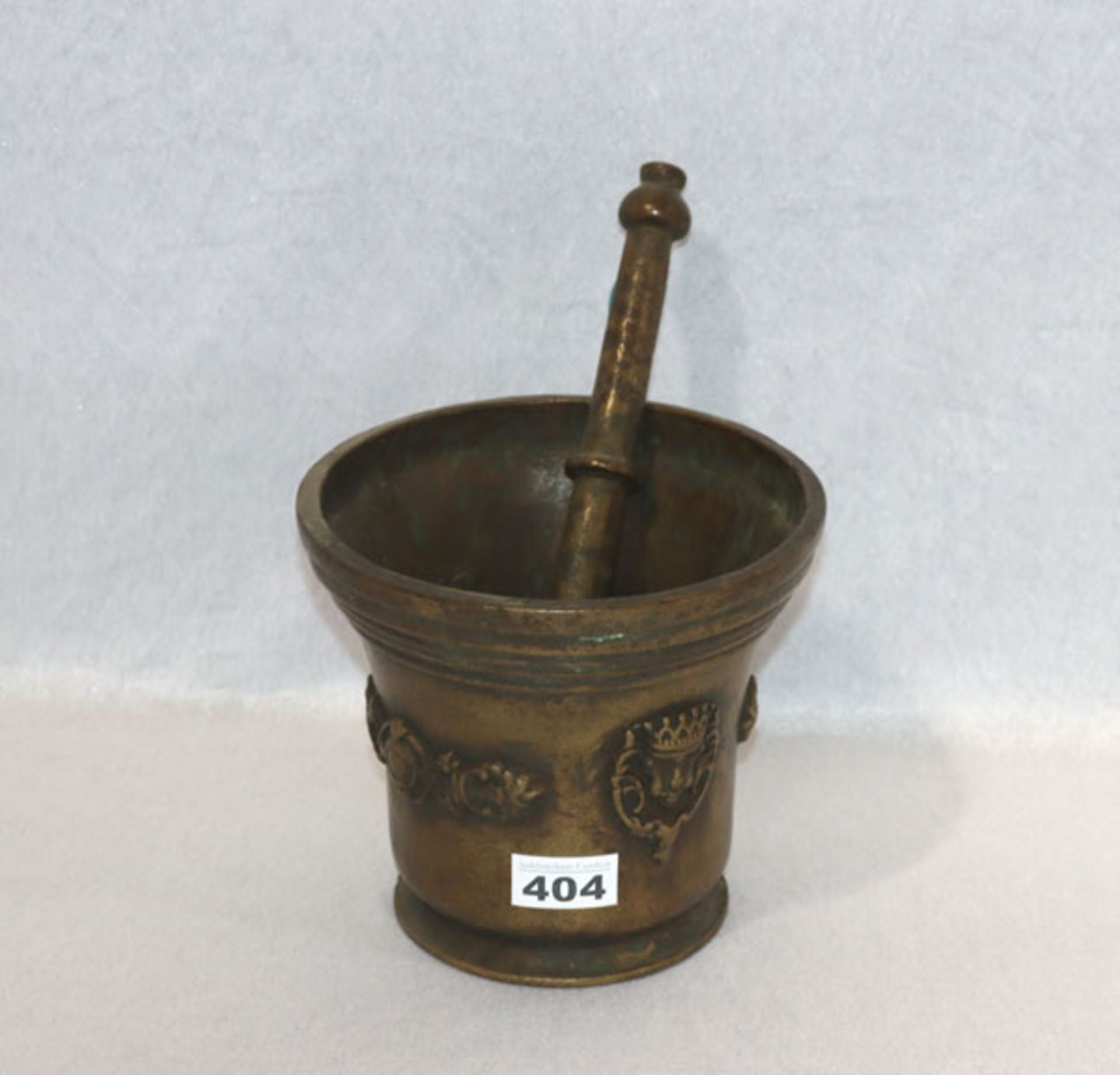 Bronze Mörser mit Reliefdekor und Stößl, H 17 cm, D 19 cm, Alters- und Gebrauchsspuren