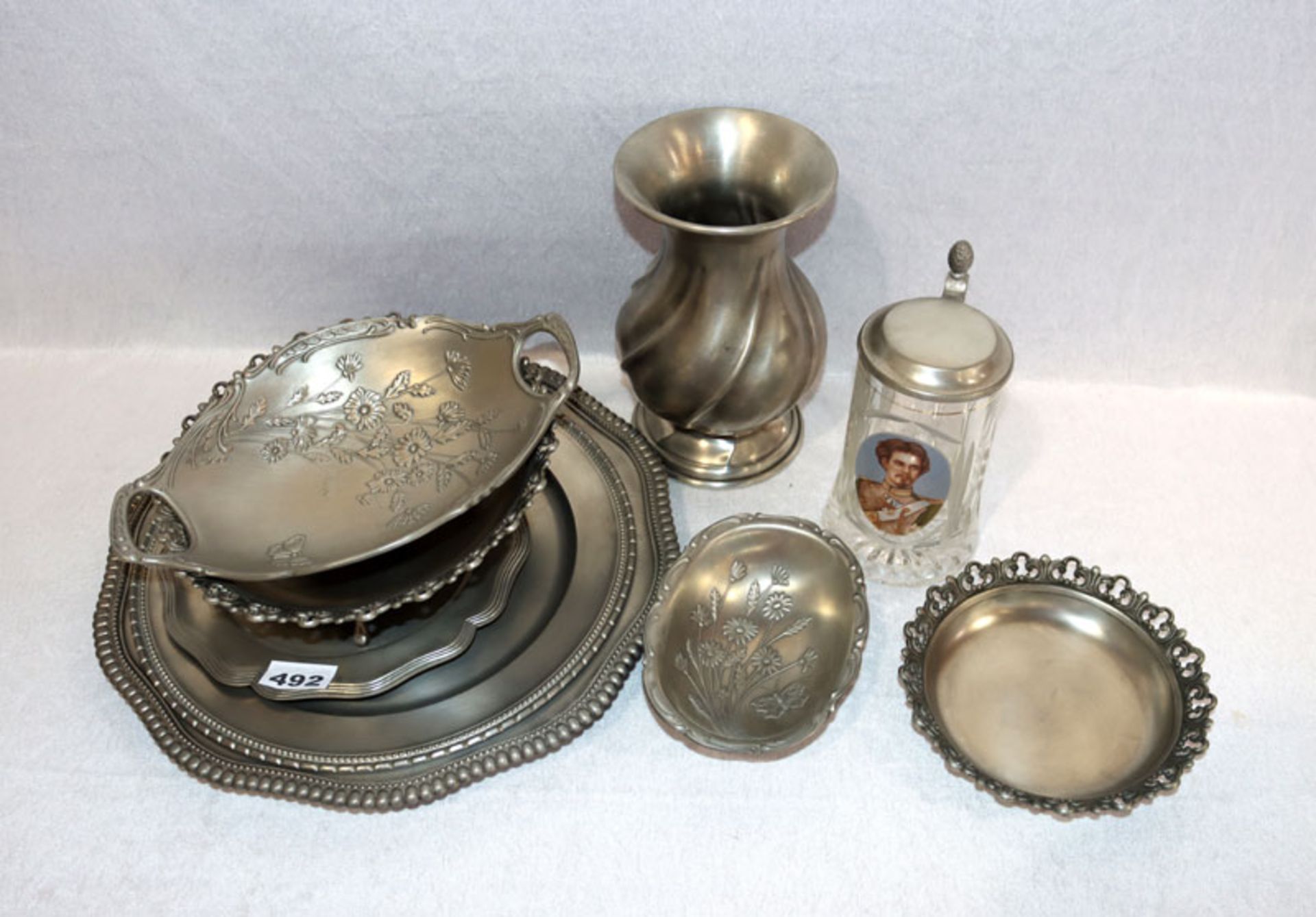 Zinn-Konvolut: 4 Schalen, 3 gravierte Teller, Vase, zus. ca. 4 kg, und Glasbierkrug mit Zinndeckel