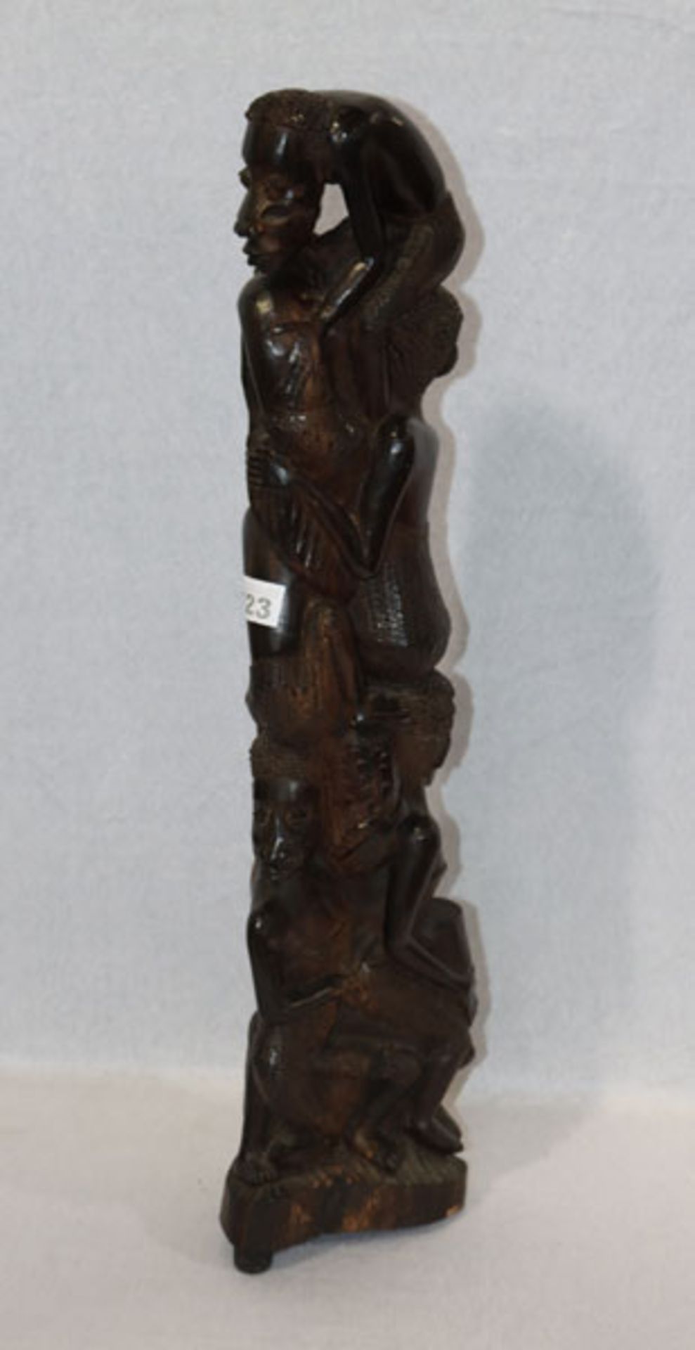 Afrikanischer Lebensbaum, Holz geschnitzt, mehrere übereinander stehende Figuren, H 64 cm, teils