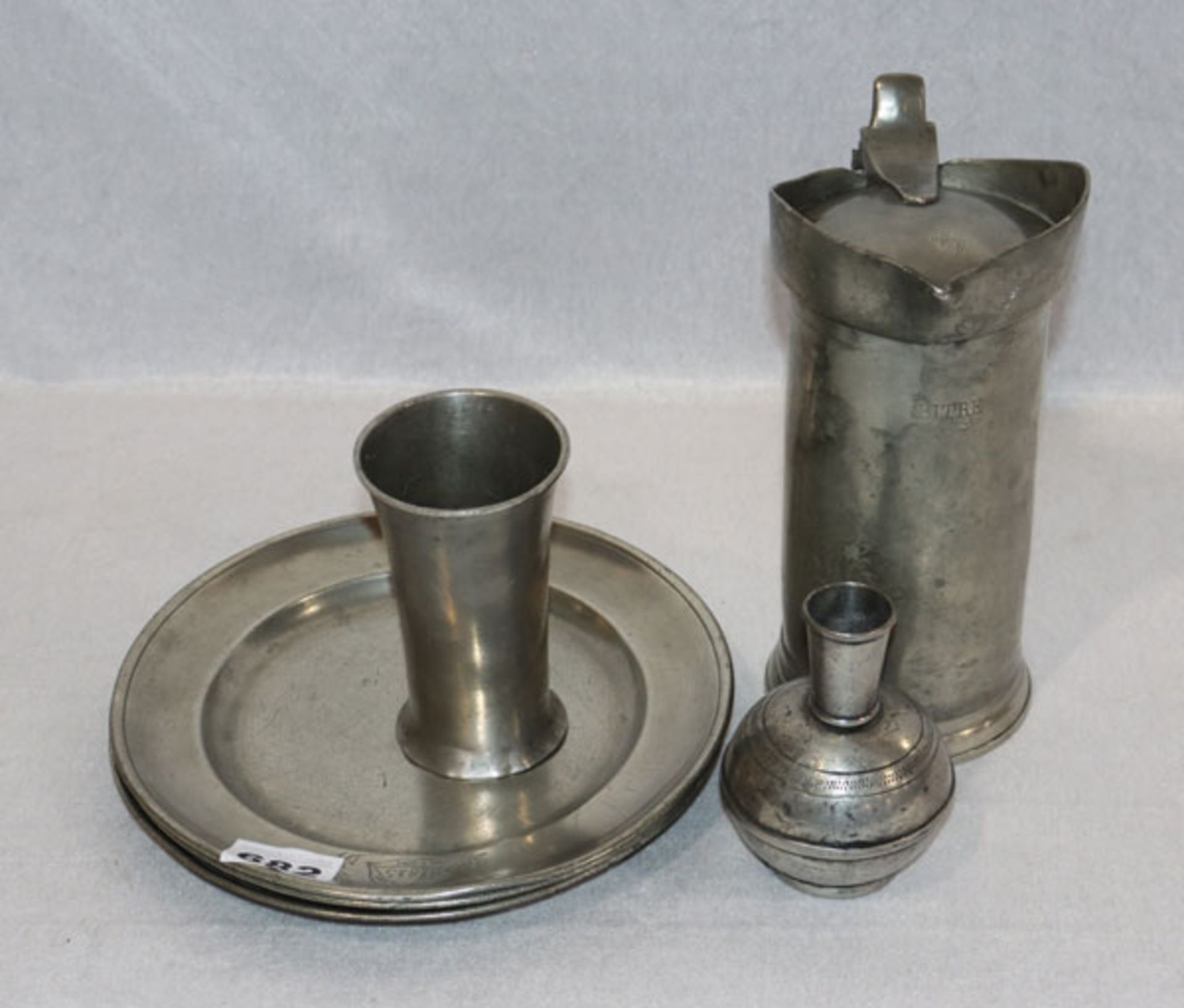 Zinn-Konvolut: 3 Teller, Becher, Vase und Henkelkrug, zus. ca. 2,4 kg, Gebrauchsspuren