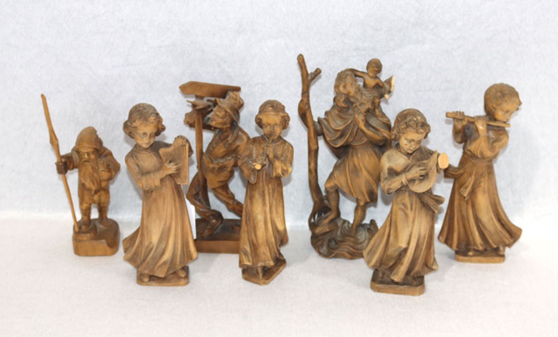 7 Holzfiguren: 4 'Musizierende Engel', 'Heiliger Christophorus', 'Zwerg' und 'Wanderer', alle dunkel