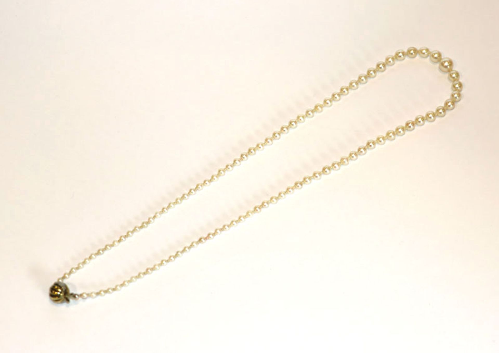 Perlenkette in Verlaufform mit 8 k Gelbgold Schließe mit 2 in Weißgold gefaßten Diamanten, L 48 cm