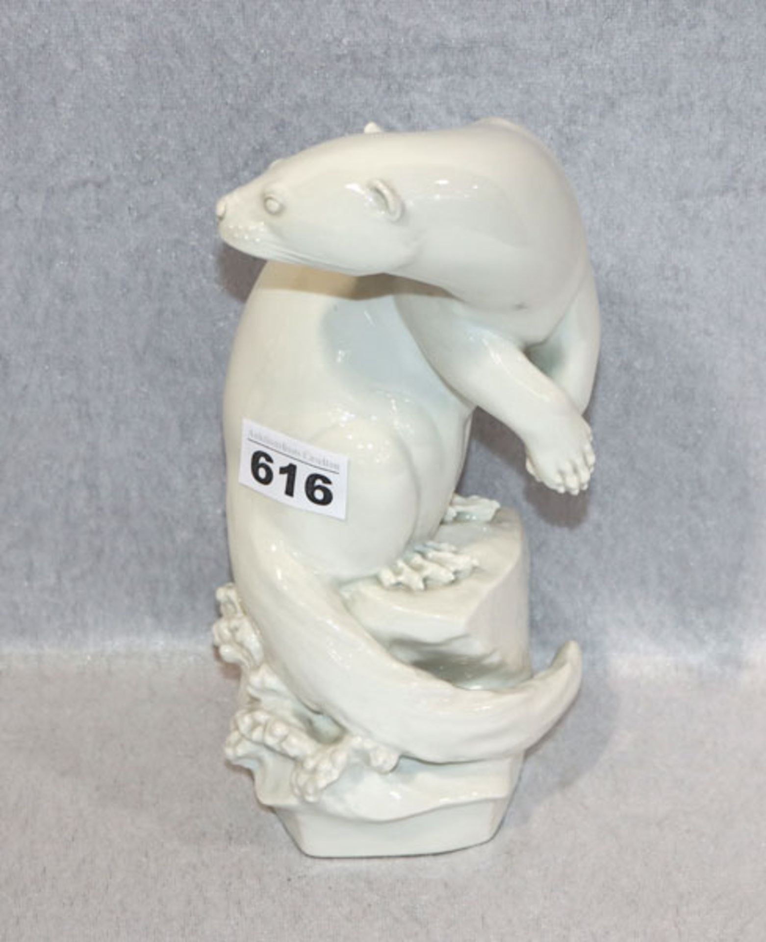 Meissen Porzellanfigur 'Otter' auf hohem Sockel, am Sockel bezeichnet M. Esser, Modell-Nr. 1221,