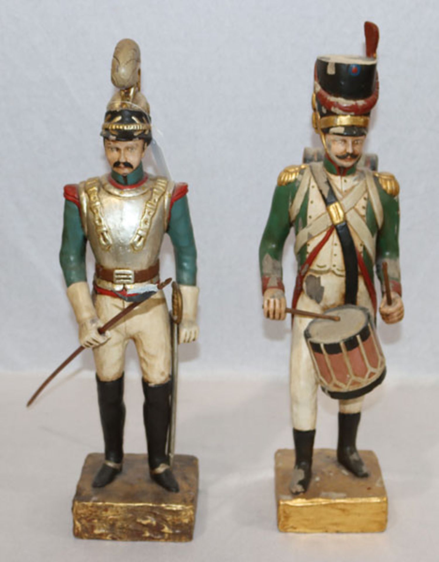 2 Holzfiguren 'Soldaten in Uniform'', farbig gefaßt, starke Farbablösungen, teils bestossen, H 55/56