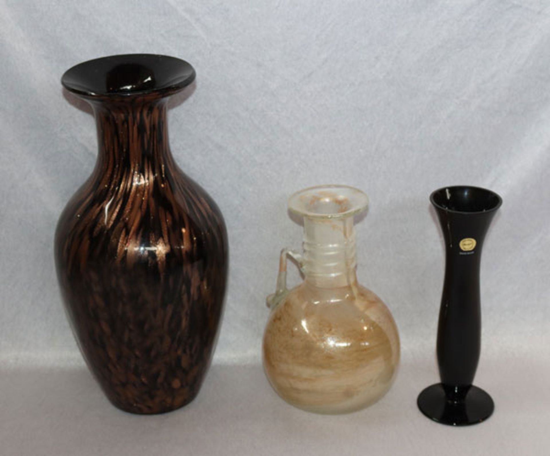 Konvolut von 3 Glasvasen, schwarze Vase mit einfliessendem Goldfluß, H 37 cm, Henkelvase,