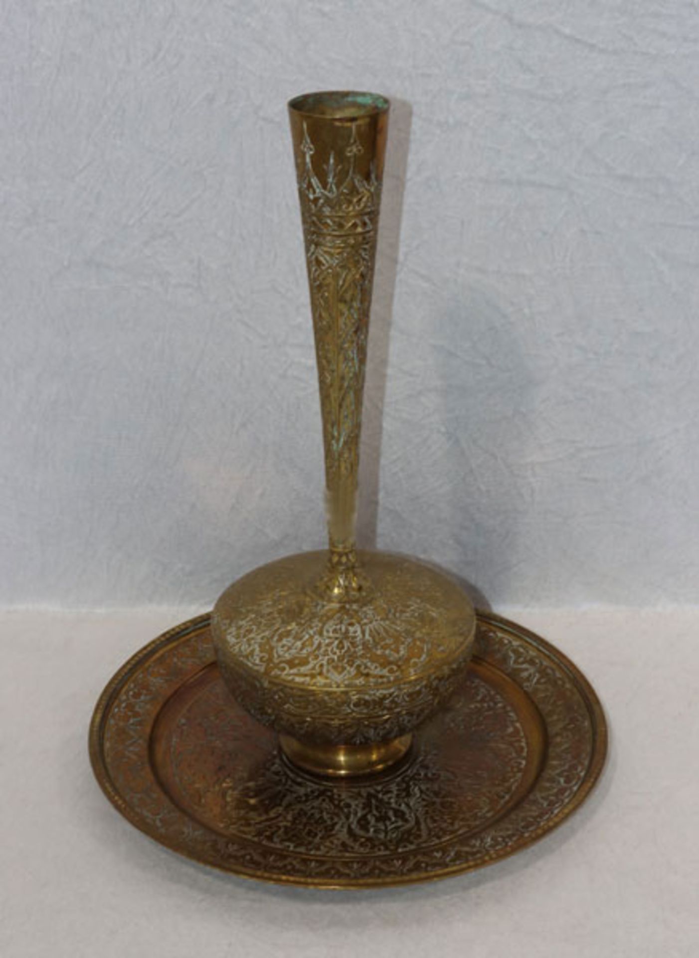 Türkische Messingvase, H 43 cm, D 17 cm, auf Teller, D 35 cm, Handarbeit aus Gaziantep