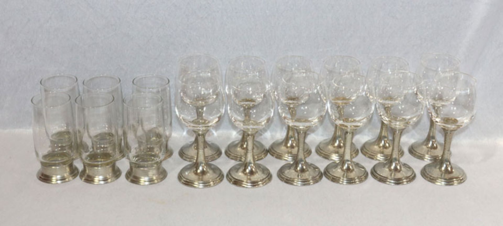 Trinkglas-Konvolut 6 Weißwein- und 6 Rotweingläser und 6 Becher, alle mit Zinnfuß, H 17/14 cm,