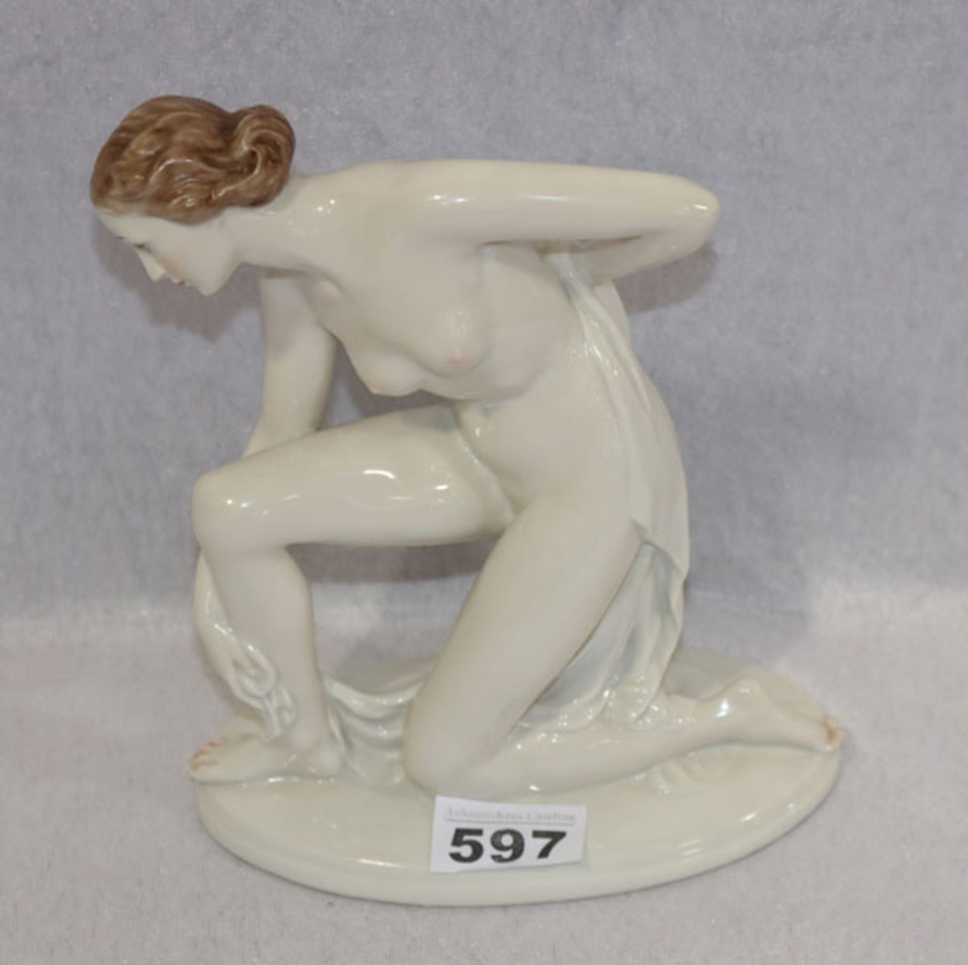 Rosenthal Porzellanfigur 'Nach dem Bade', Entwurf Karl Lysek 1932, Modell-Nr. 733, leicht staffiert,