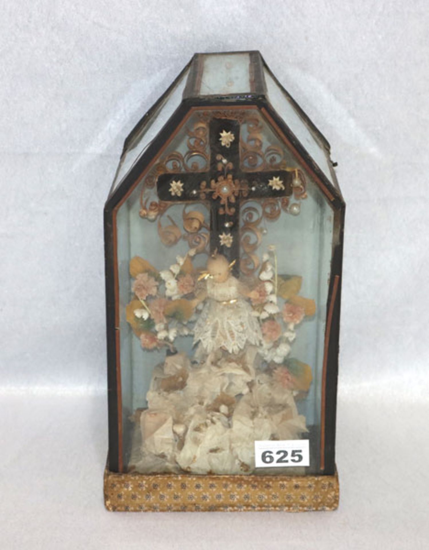 Klosterarbeit in verglastem Kasten, Jesulein mit Kreuz und Blumendekor, H 31 cm, B 17 cm, T 13 cm,