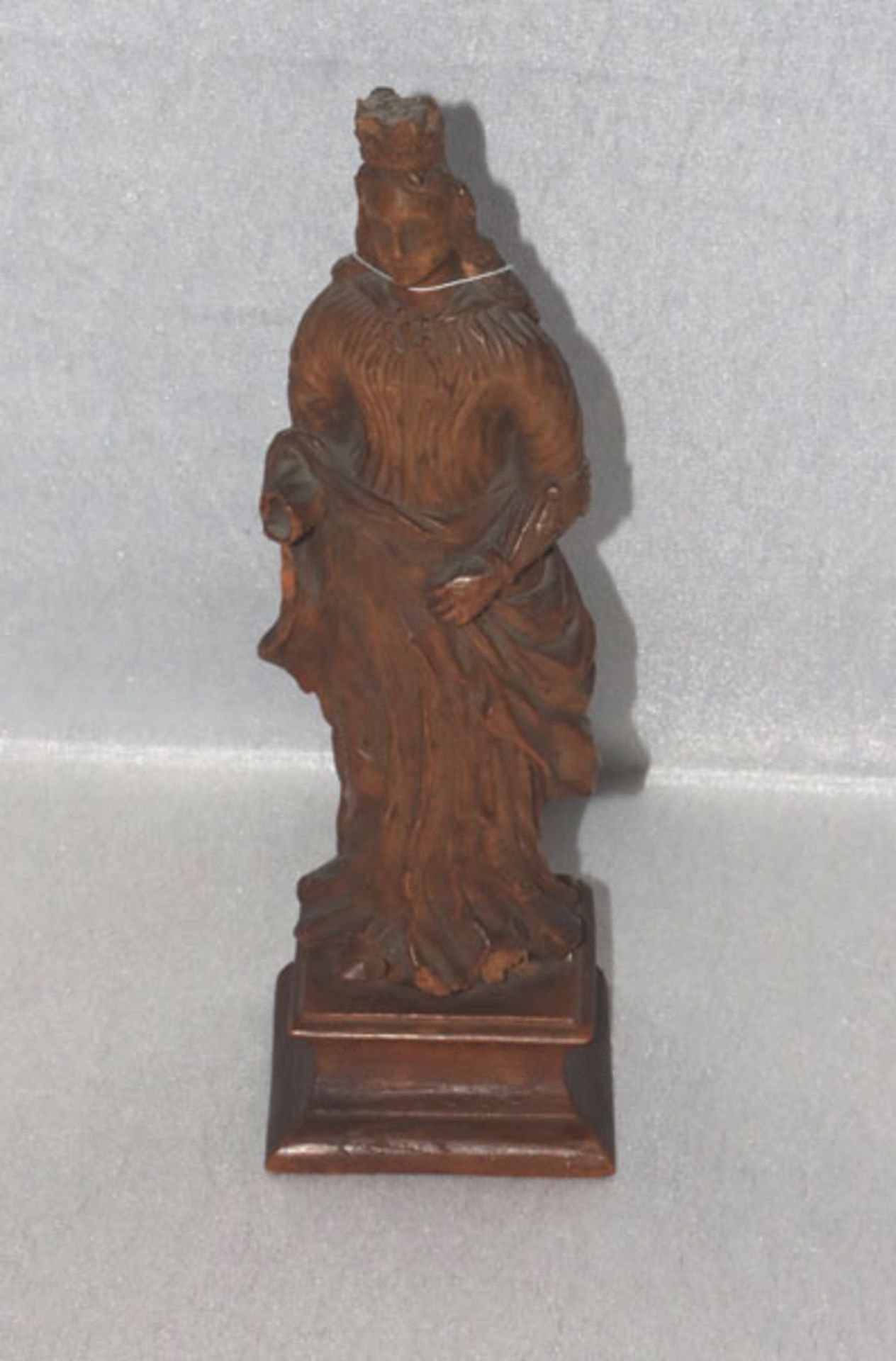 Holzfigur 'Mutter Gottes', 19. Jahrhundert, beschädigt, alter Wurmbefall, auf Sockel, H 25 cm,