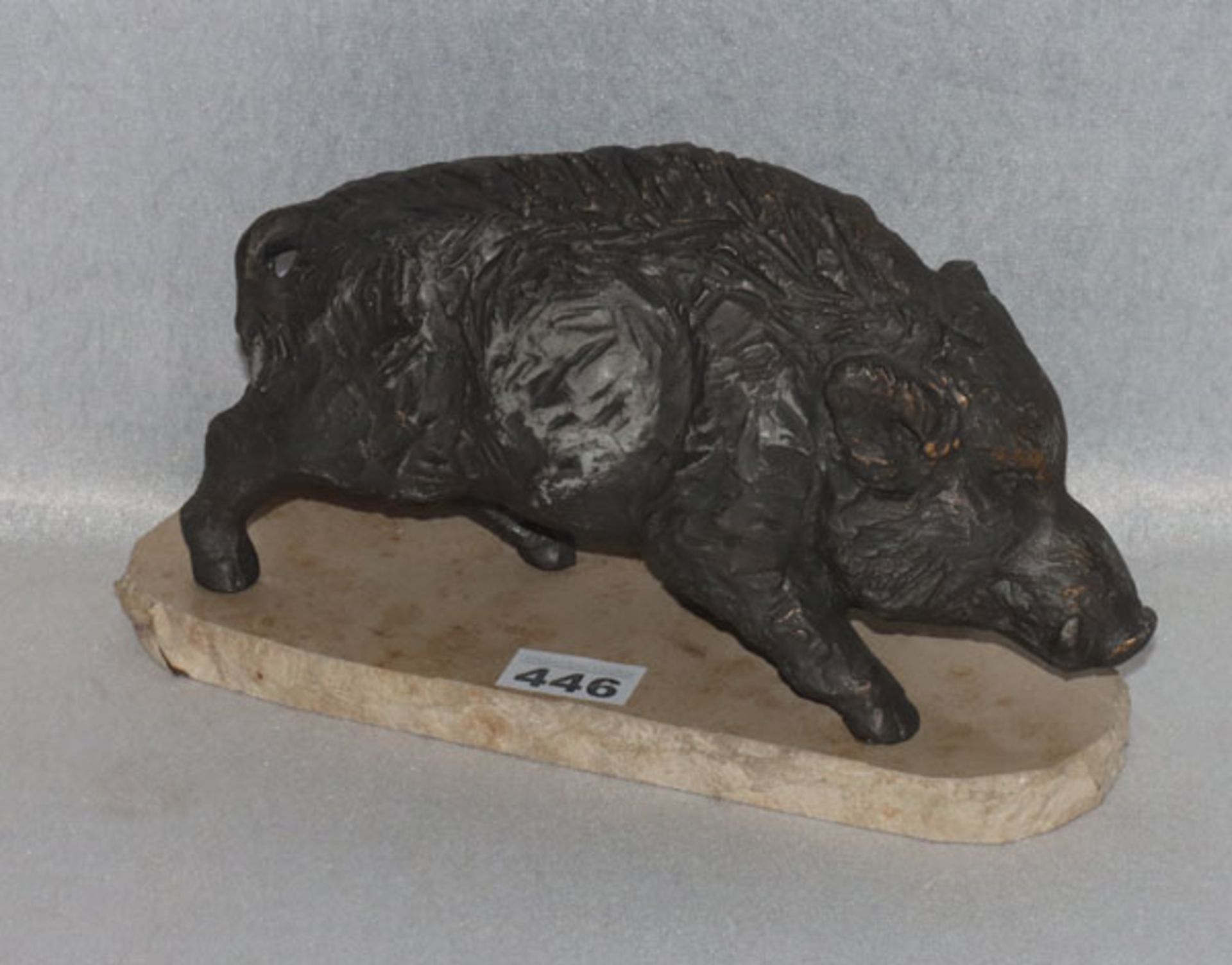 Tierskulptur 'Wildschwein' auf Steinsockel, H 17 cm, B 12 cm, L 31 cm