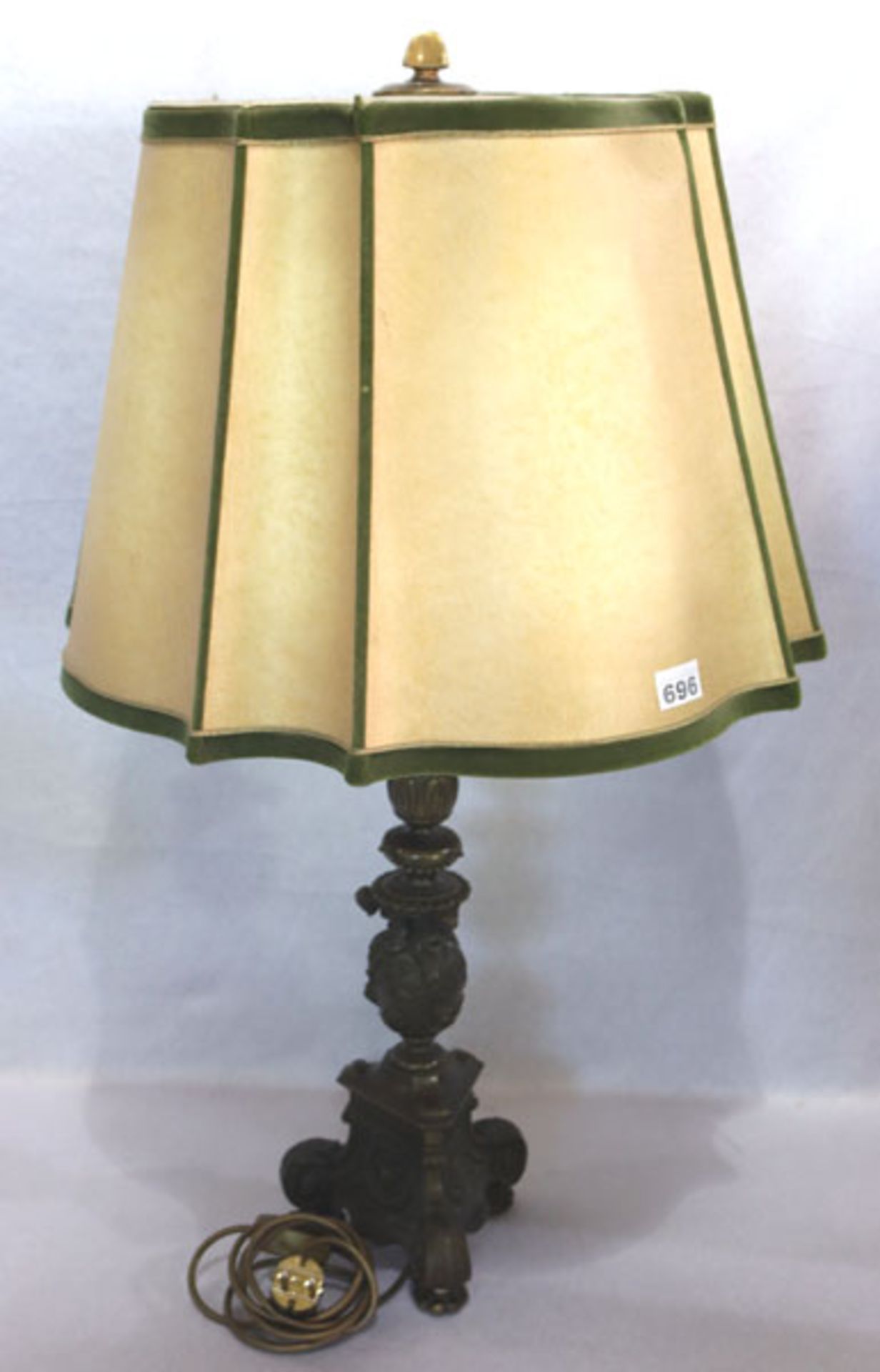 Tischlampe mit reliefiertem Lampenfuß, Bronze ?, mit beige/grünem Schirm, H 86 cm, D 48 cm, teils