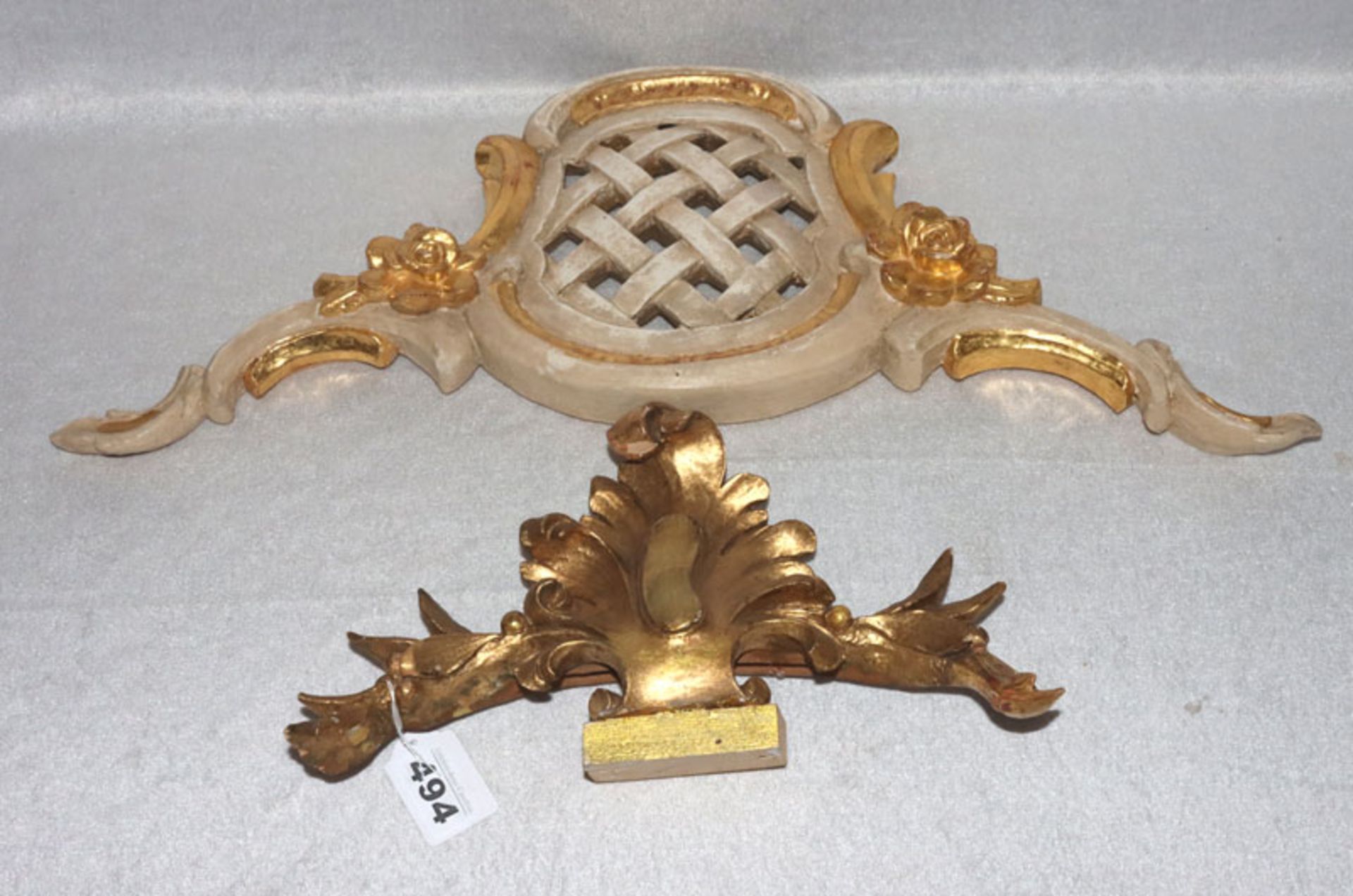 Holz Suppraporta, beige/gold gefaßt mit reliefiertem Rosendekor, teils Farbablösungen, H 25 cm, B 58