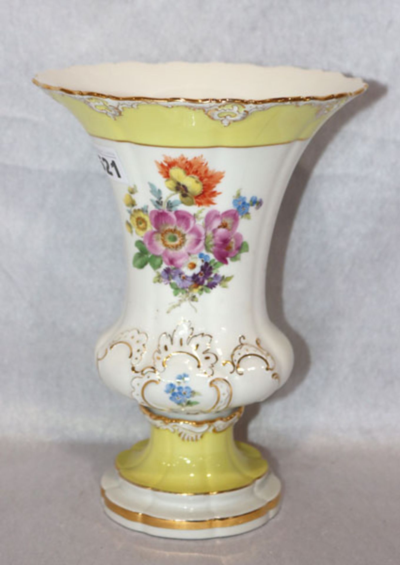 Meissen Porzellan Pokalvase mit Blumenmalerei, gelb und goldenem Dekor, nach 1936, kleiner Sprung, H