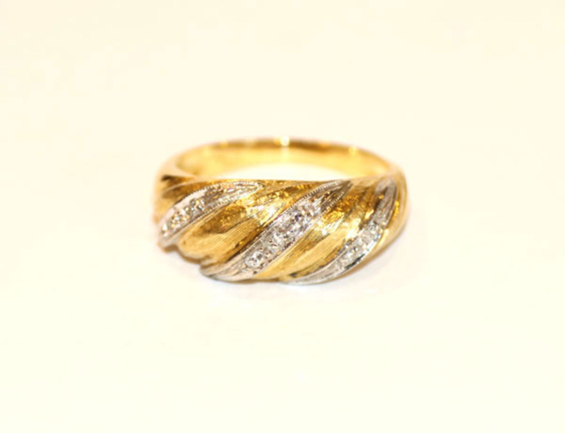 18 k Gelbgold Ring, mattiert und mit in Weißgold gefaßten Diamanten, 4,4 gr., Gr. 51