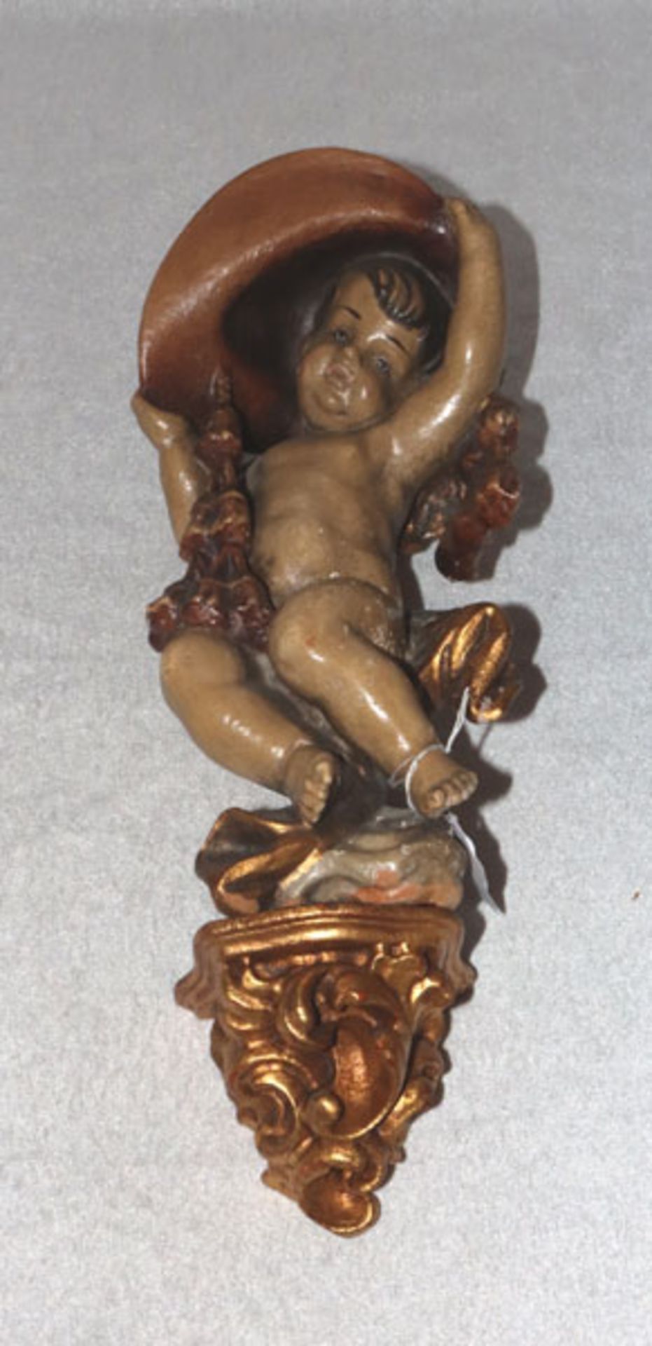 Holz Figurenskulptur 'Engel mit Kardinalshut' und Wandsockel, farbig gefaßt, teils bestossen, H 35