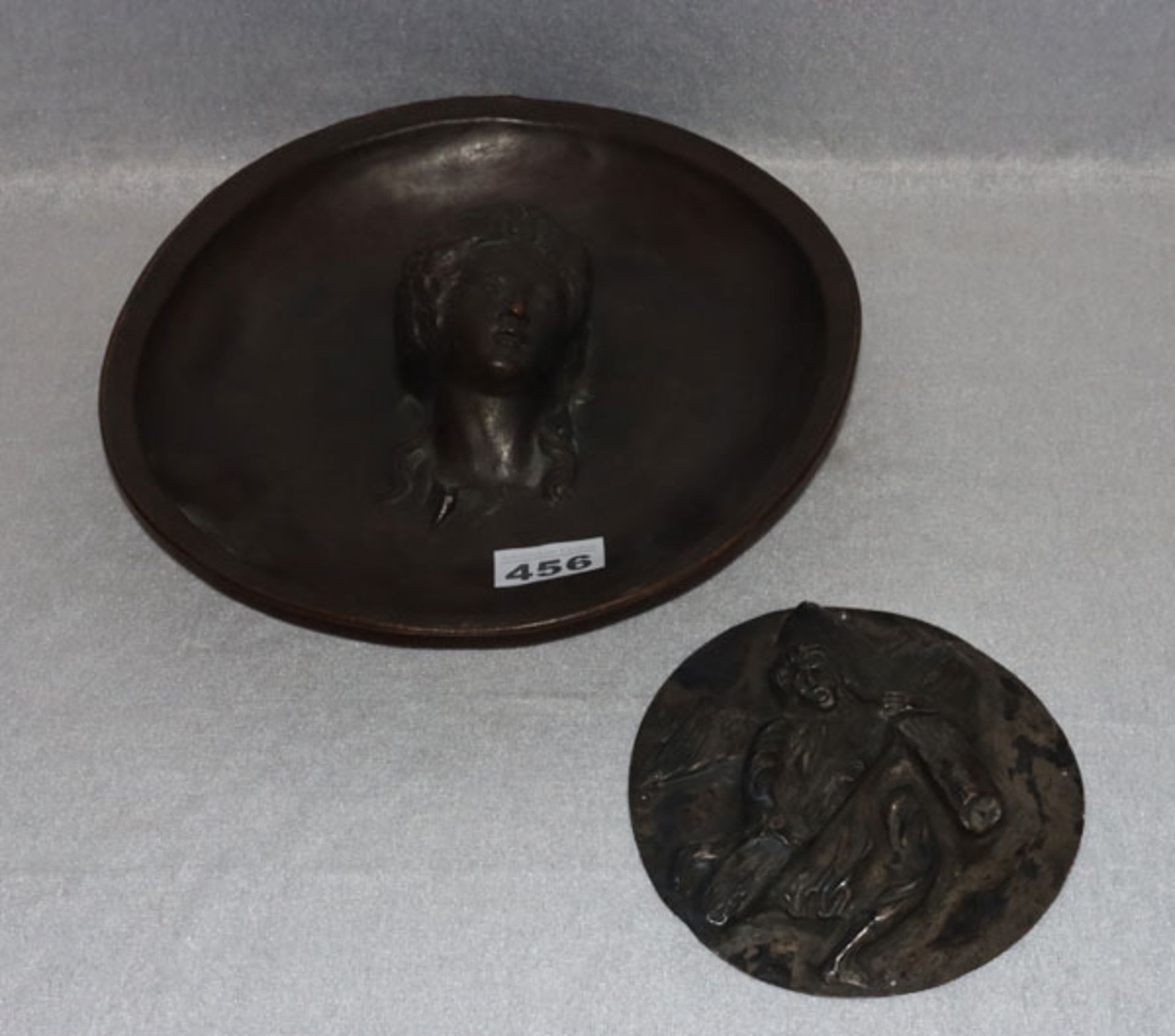 Kupferschale mit reliefiertem Kopf, Opferschale ?, D 27 cm, verbeult, und Metallrelief 'Engel mit