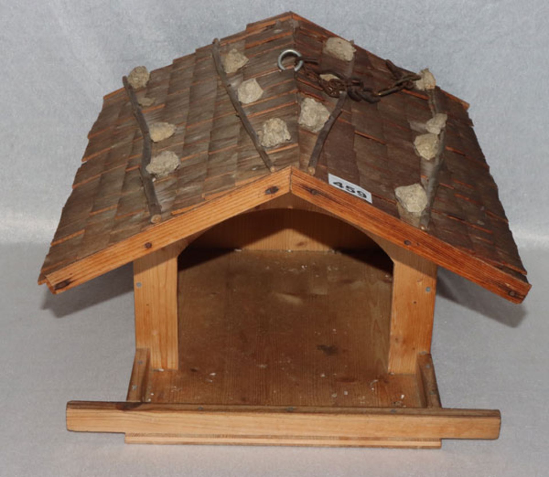 Holz Vogelhäuschen mit Schindeldach, H 31 cm, B 39 cm, T 44 cm, paar Schindeln fehlen,