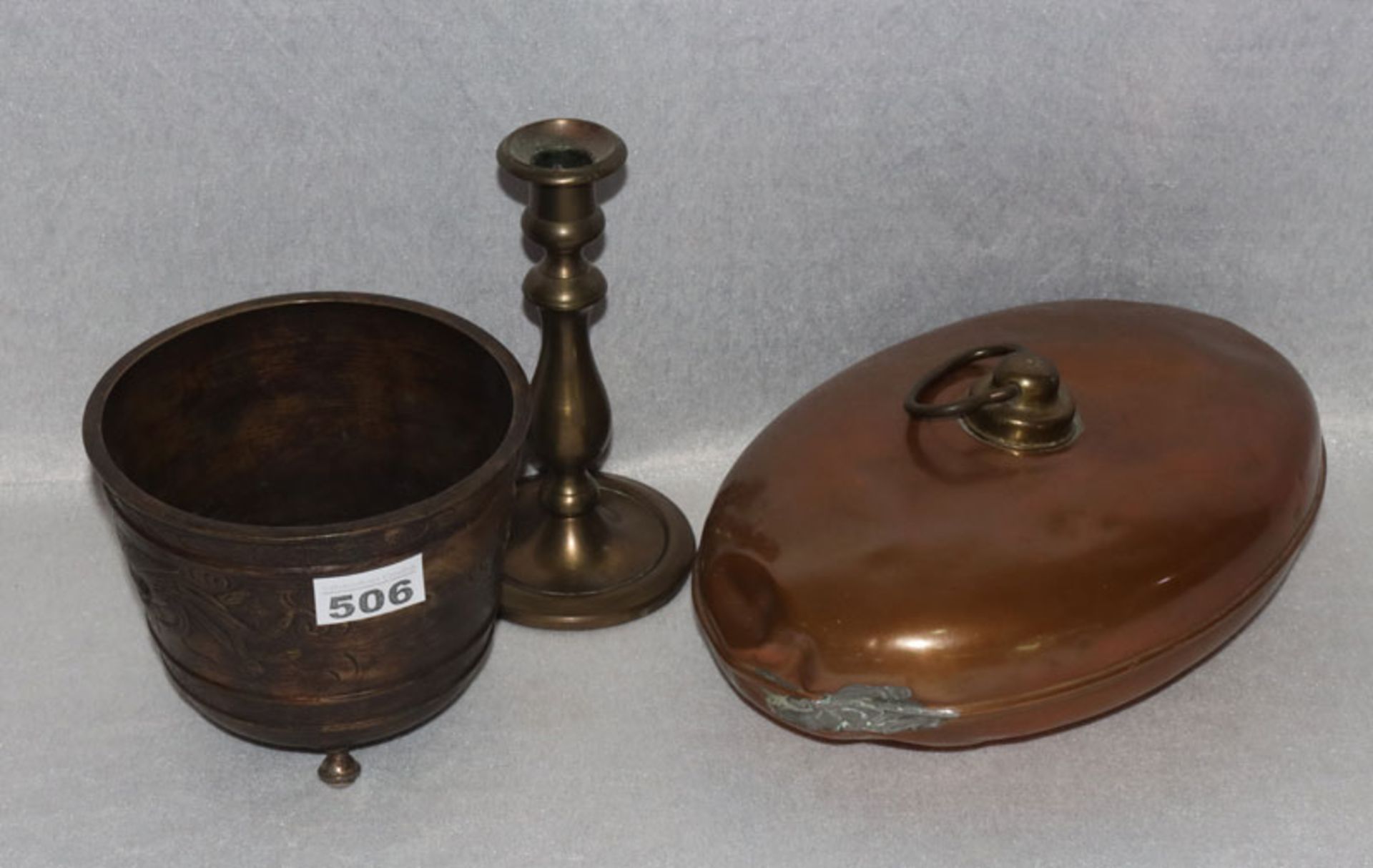 Konvolut: Kupfer Wärmflasche, H 12 cm, L 29 cm, B 20 cm, und Metall Kerzenleuchter, H 19 cm, und