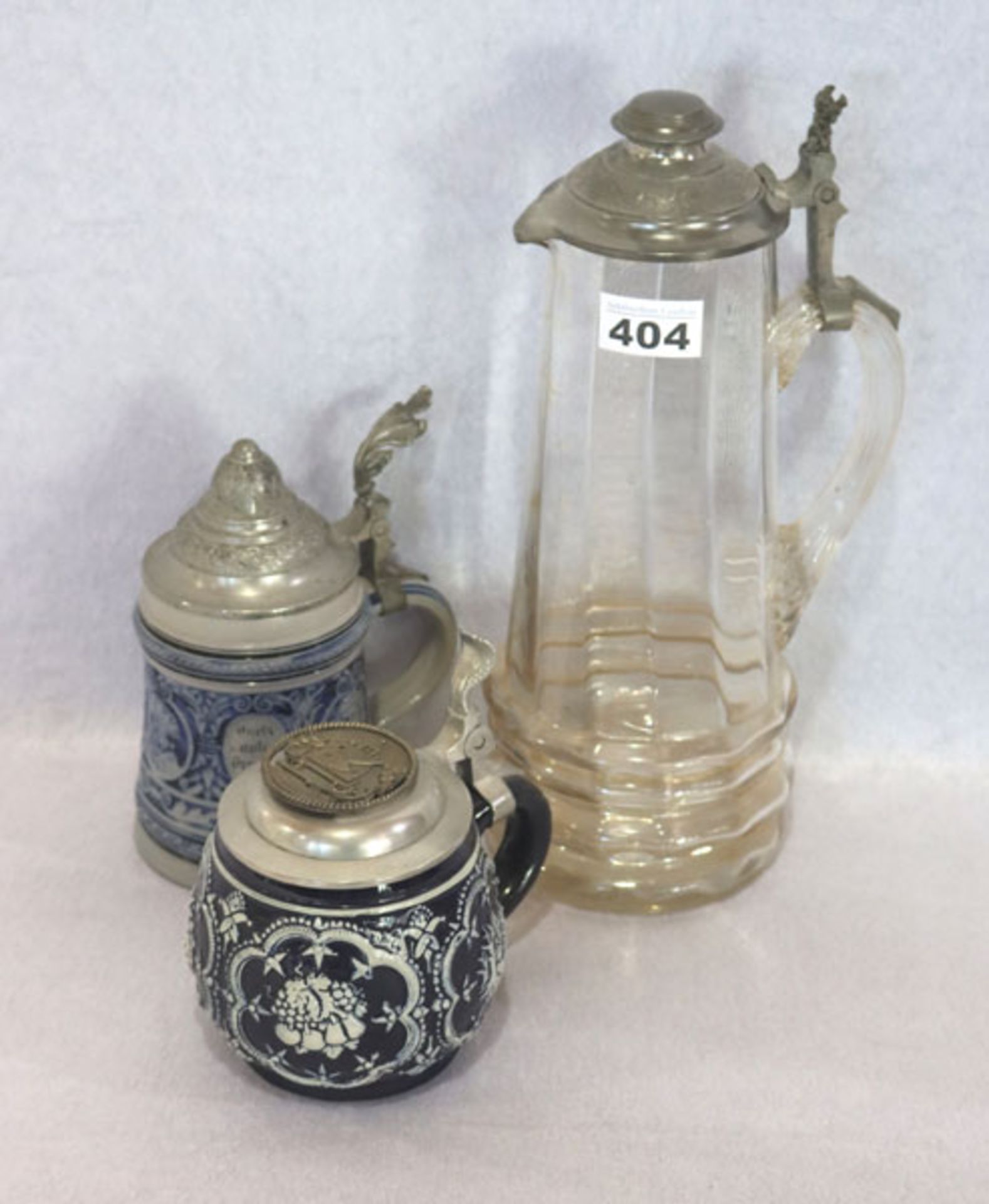 Bierkrug-Konvolut: Glaskrug mit Zinndeckel, H 31 cm, am Griff kleiner Sprung, und 2 Steingut