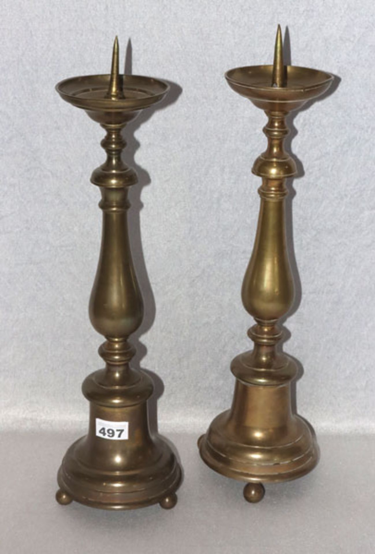 2 Messing Kerzenleuchter auf Kugelfüßen in ähnlichem Dekor, H 52/53 cm, Alters- und Gebrauchsspuren