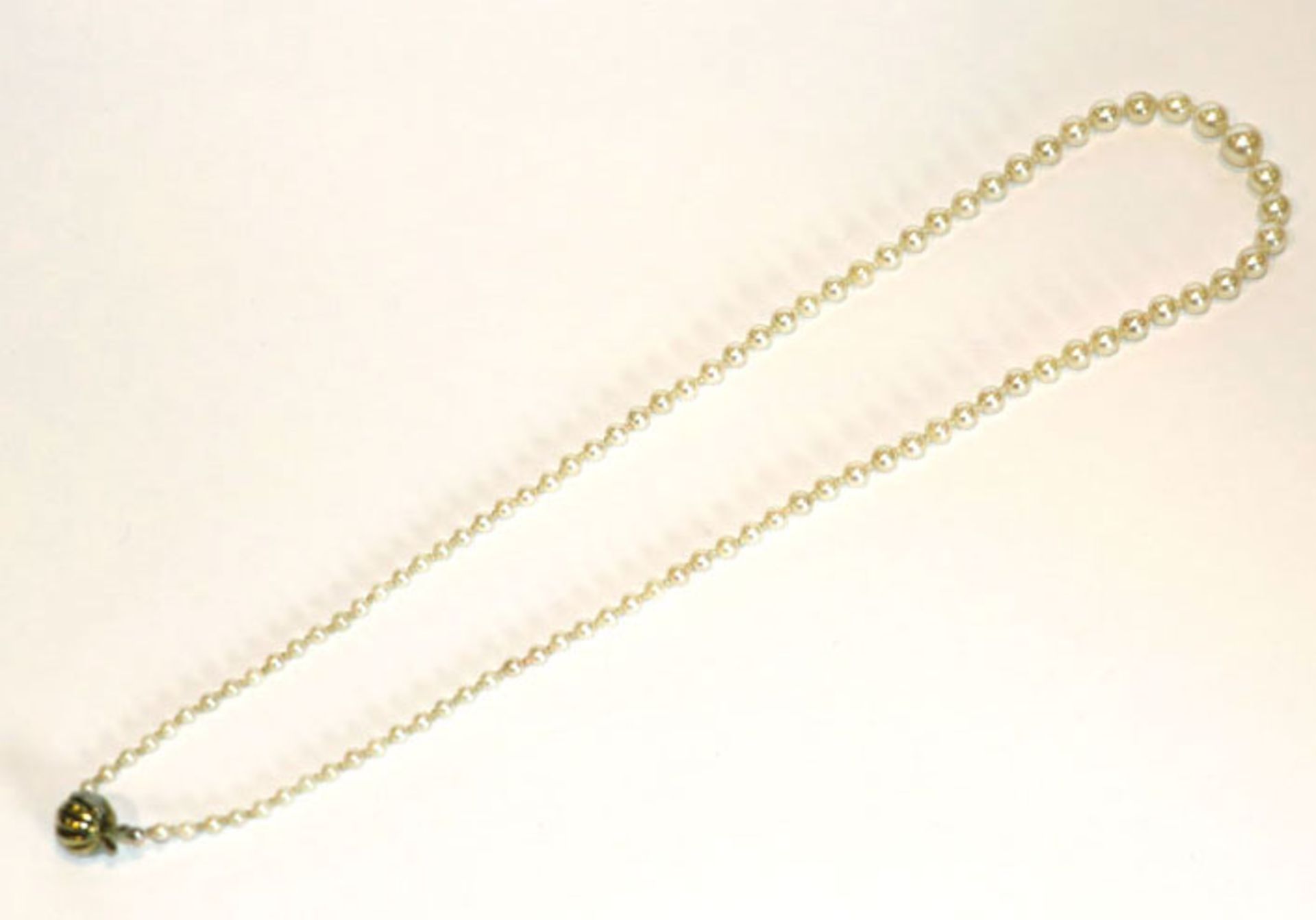 Perlenkette in Verlaufform mit 8 k Gelbgold Schließe mit 2 in Weißgold gefaßten Diamanten, L 48 cm