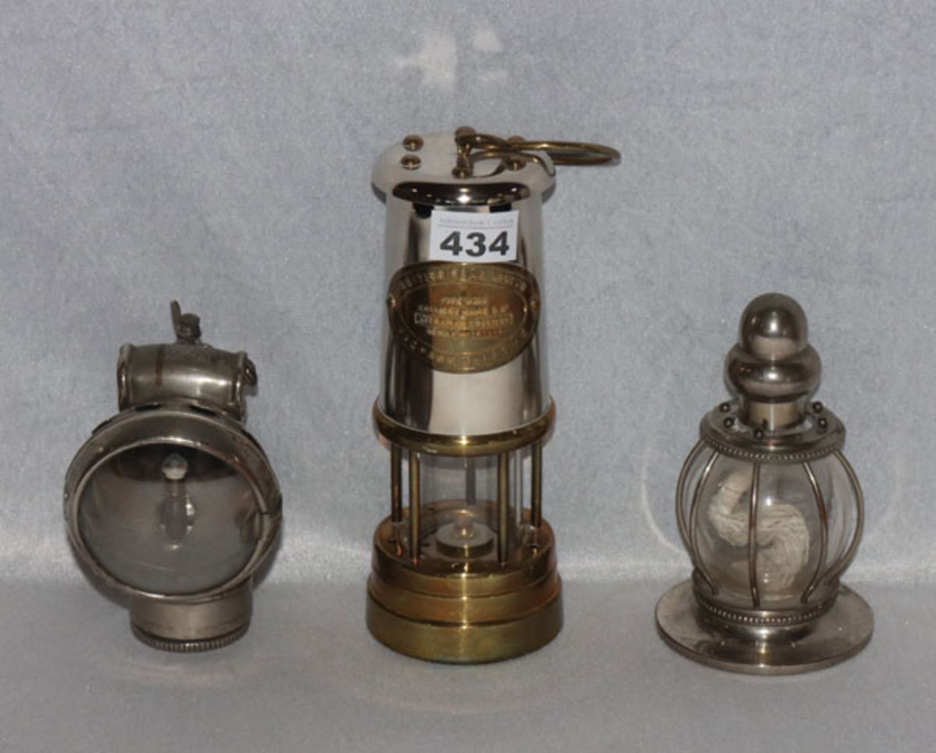 2 diverse Grubenlampen und eine Öllampe, teils verbeult, Alters- und Gebrauchsspuren, H 15/22 cm