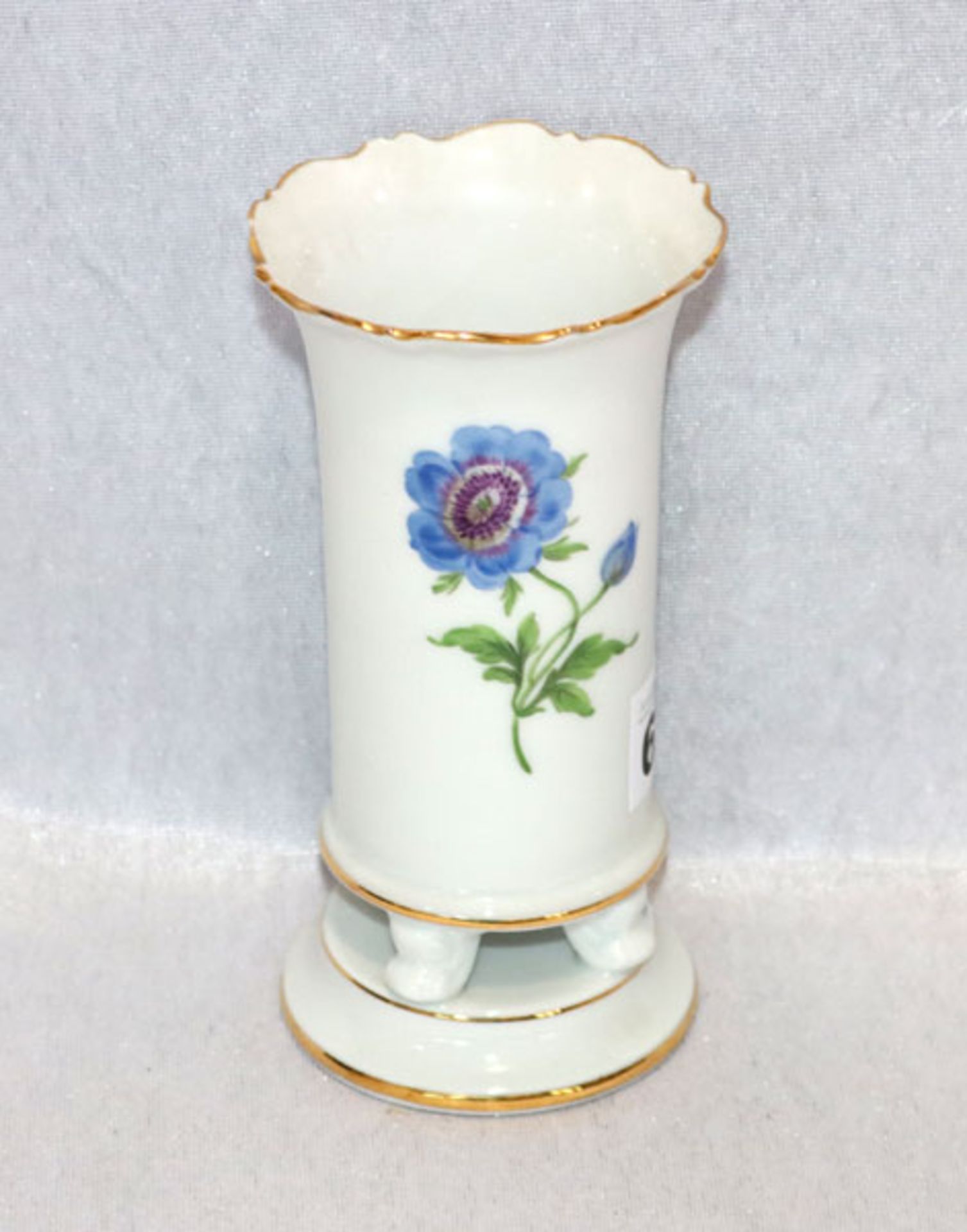 Meissen Vase, Bumenmalerei mit Goldrand, auf Sockel mit 4 Tatzenfüßen, H 14 cm, D 7 cm, am oberen