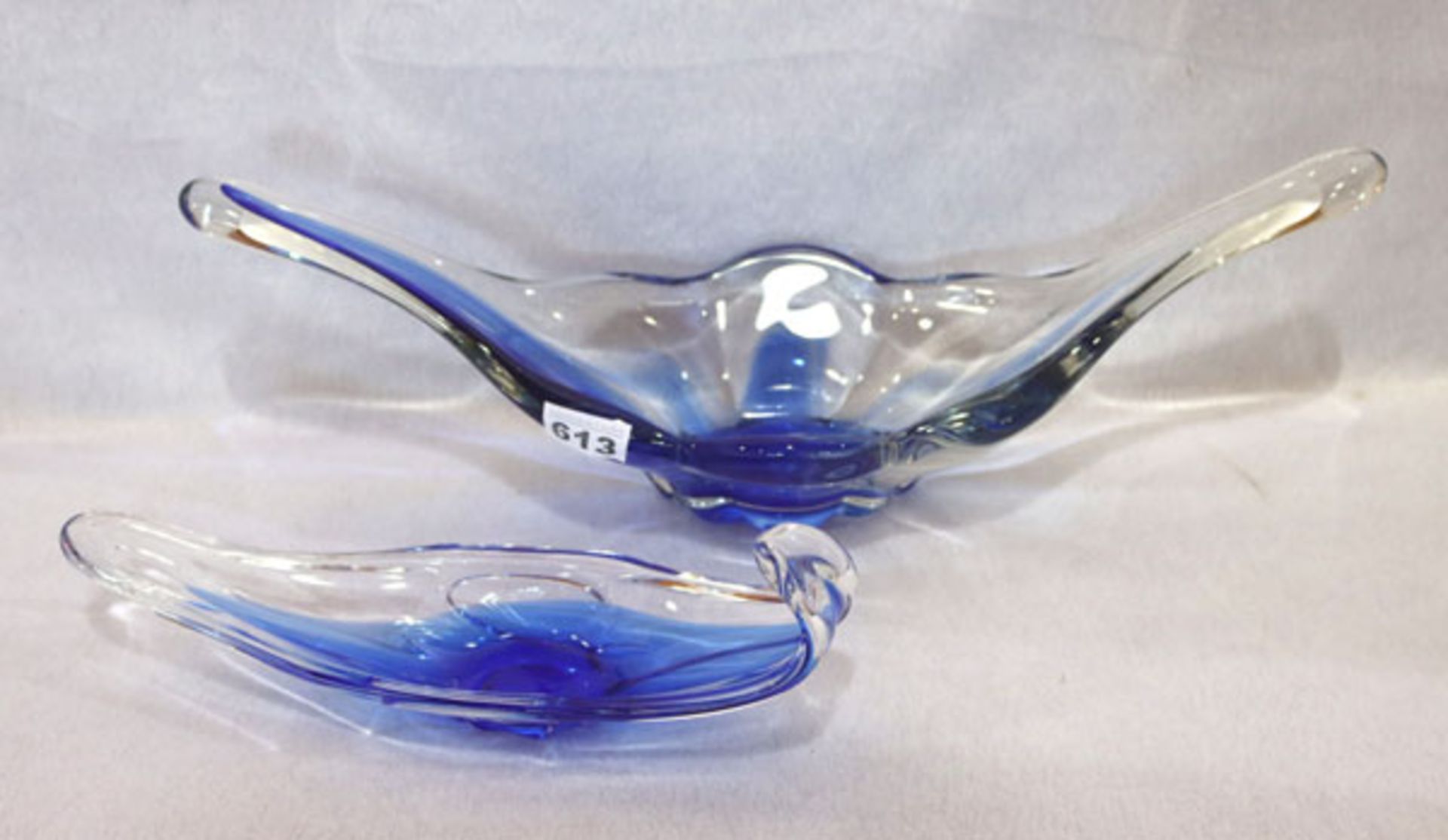 2 Murano Glasschalen, Klarglas mit blauem Einfluß, H 10,5 cm, B 33 cm, T 10, und H 16 cm, B 51 cm, T
