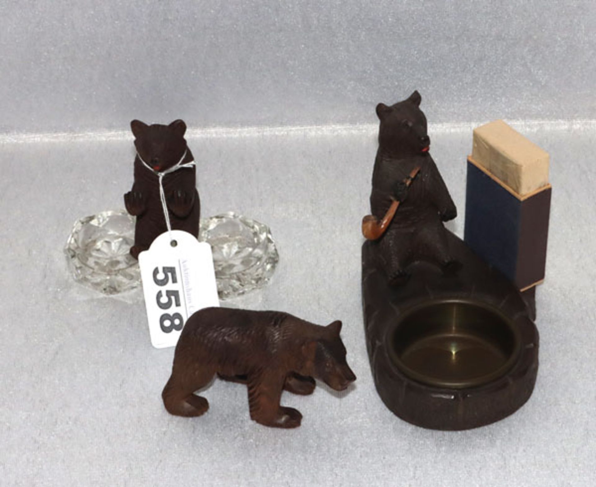 Holz Figurengruppe 'Bären', Aschenbecher mit rauchendem Bär, Salzgefäß mit sitzendem Bär, und