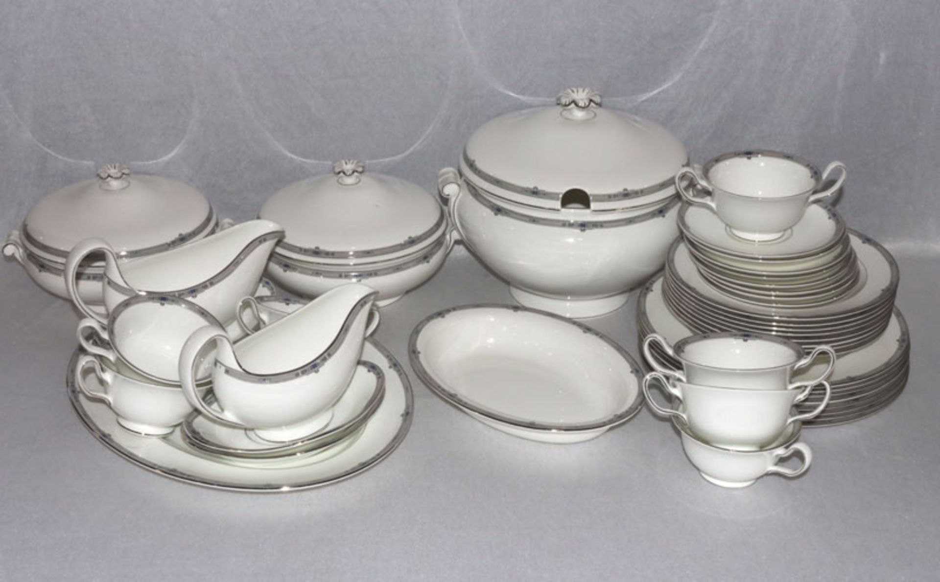 Wedgwood Speise-Service, Dekor Amherst, 8 Speiseteller, 8 Suppenteller, 7 Suppentassen mit 8