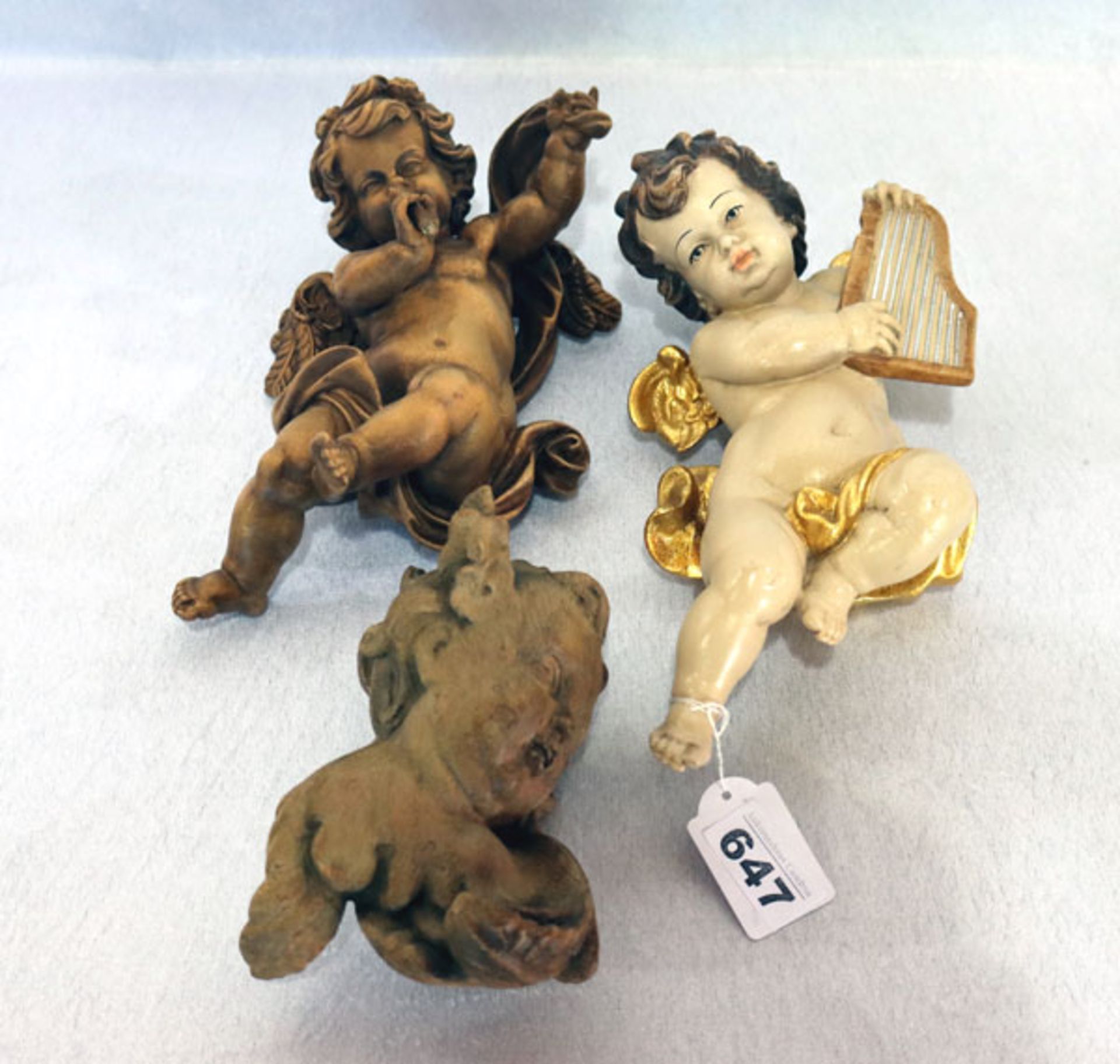 Konvolut: 2 'Musizierende Engel', einer farbig gefaßt und einer gebeizt, L 24/22 cm, teils