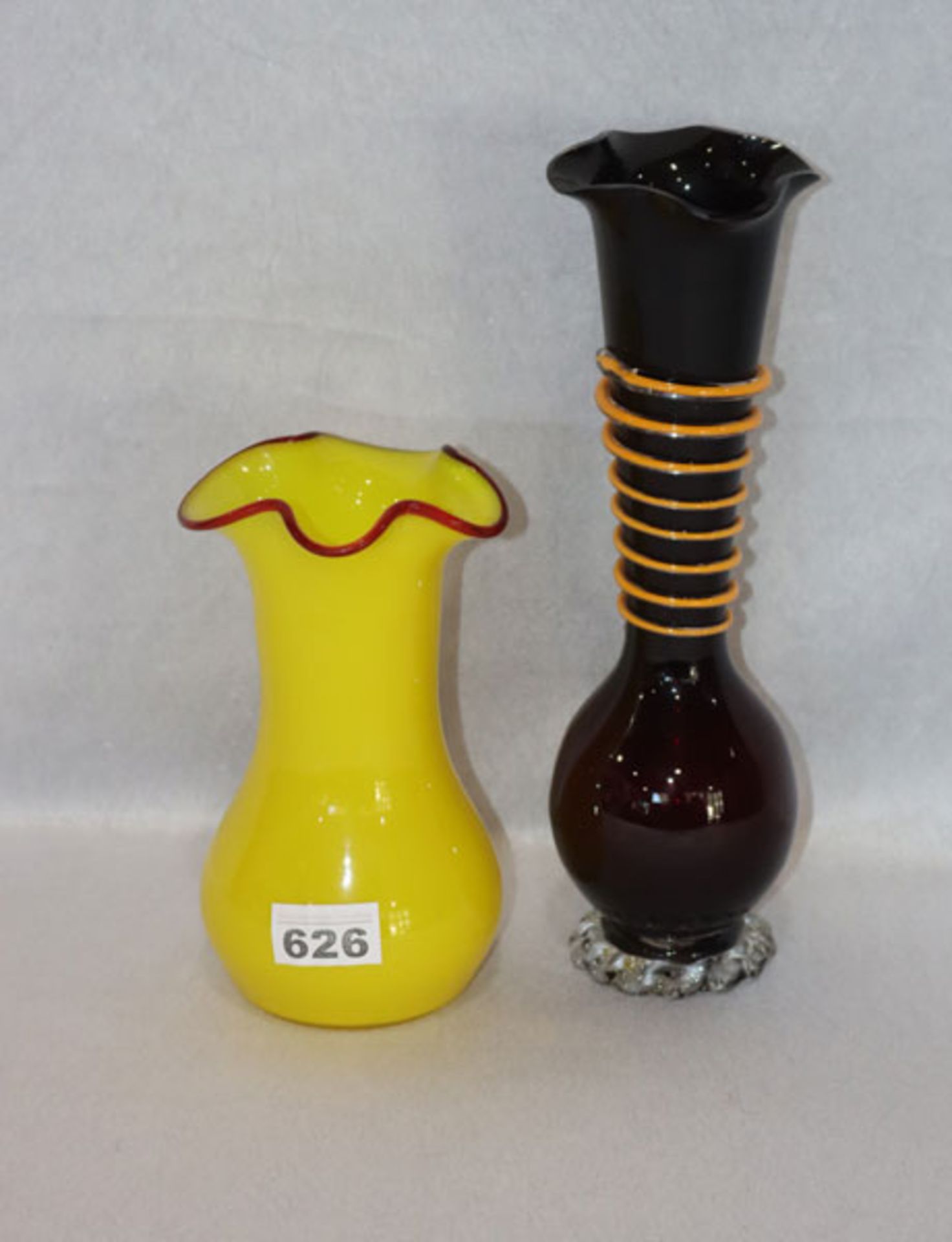 2 Glasvasen, gelb/rot Vase mit geschwungenem Rand, H 20 cm, D 11 cm, und dunkelrote Vase mit