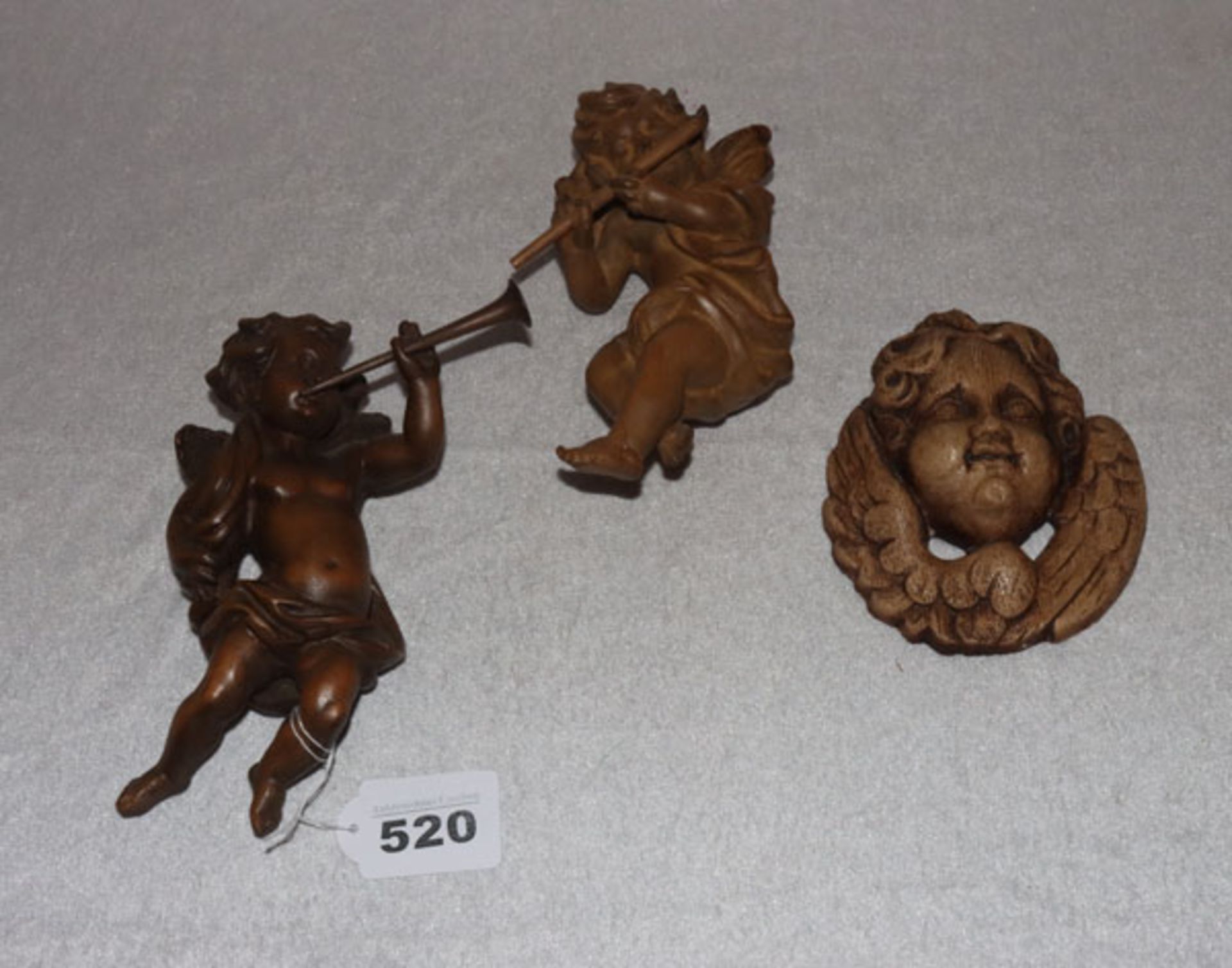 2 Holzfiguren 'Musizierende Engel', dunkel gebeizt, H 17 cm, und Putten-Relief aus Gips, H 13 cm,