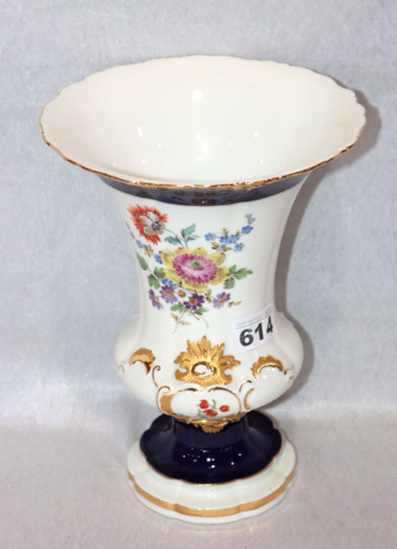 Meissen Pokal-Prunkvase mit Blumenmalerei, Goldreliefdekor und dunkelblauem Rand, H 24 cm, D 18