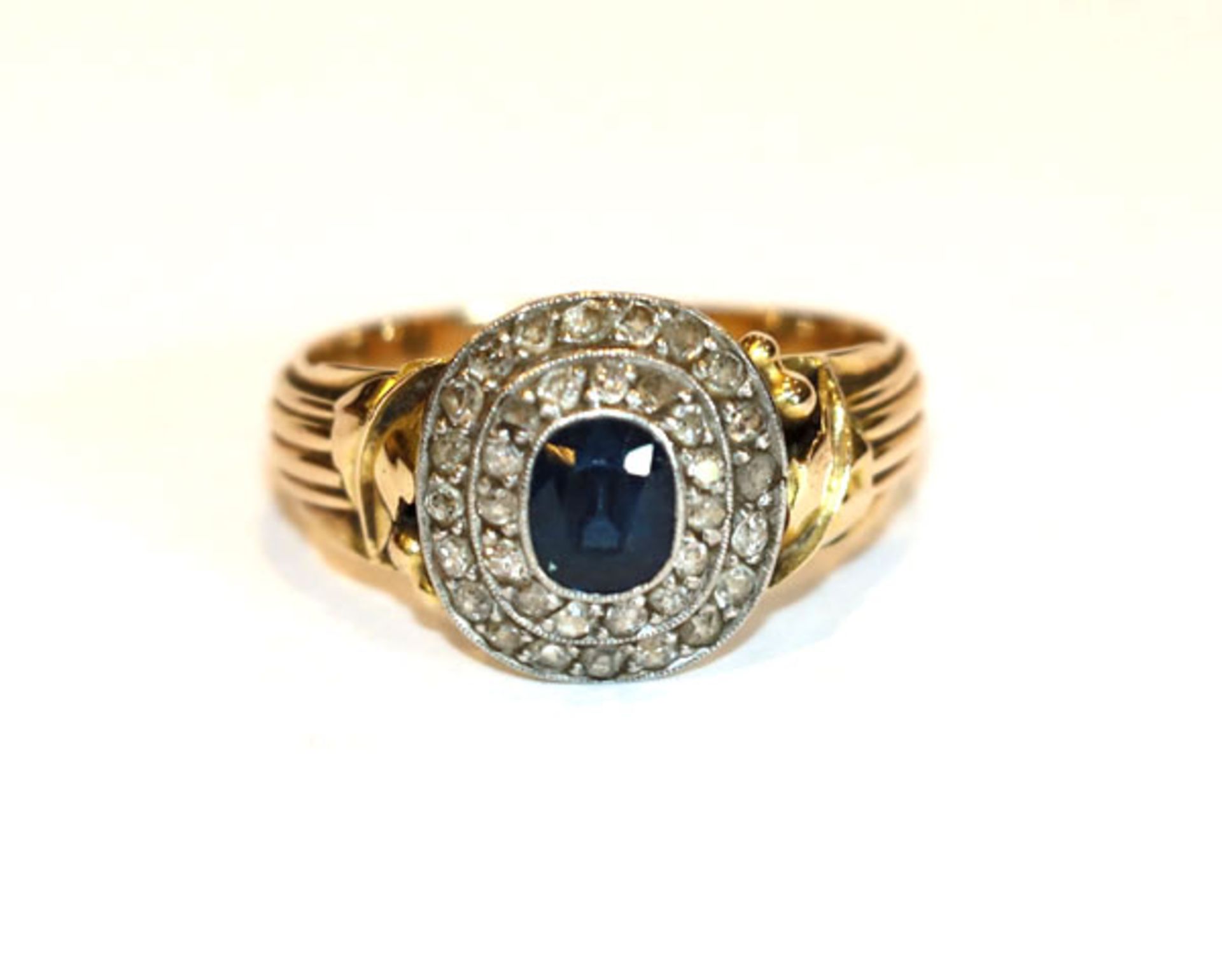 14 k Gelbgold Ring mit Safir und in Weißgold gefaßten Diamanten, Ringschiene mit Blatt- und