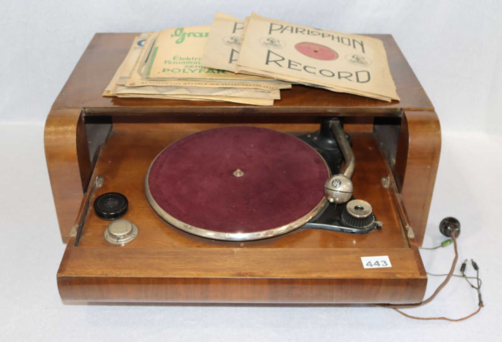 Schallplattenspieler in Holzgehäuse, aufklappbar, H 24 cm, B 60 cm, T 40 cm, und großes Konvolut von