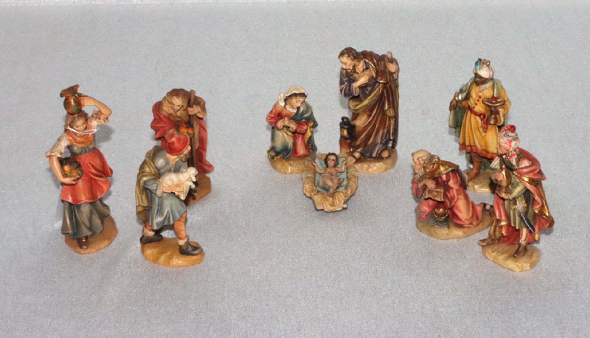 Holz Krippenfiguren, farbig gefaßt, mit Klebeetikett Bergland, Heilige Familie, Heilige 3 Könige,