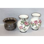 Paar Porzellan Vasen mit handgemaltem Blumen- und Silberdekor, H 20 cm, D ca. 15 cm, und Metall