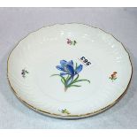 Meissen Schale mit reliefiertem Randdekor und Blumenmalerei mit Goldrand, 2. Wahl, H 5 cm, D 27 cm