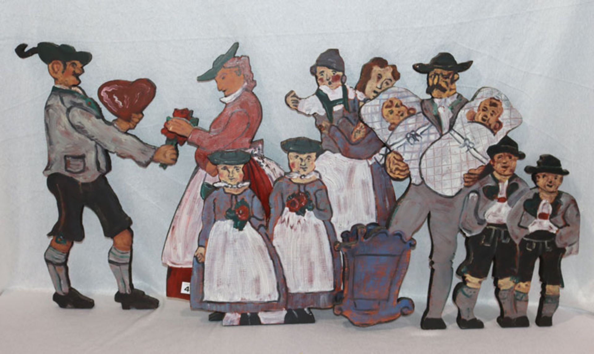 Konvolut von 4 Holz Wandfiguren mit bayerischer Trachtenbemalung, H ca. 52 cm, Gebrauchsspuren