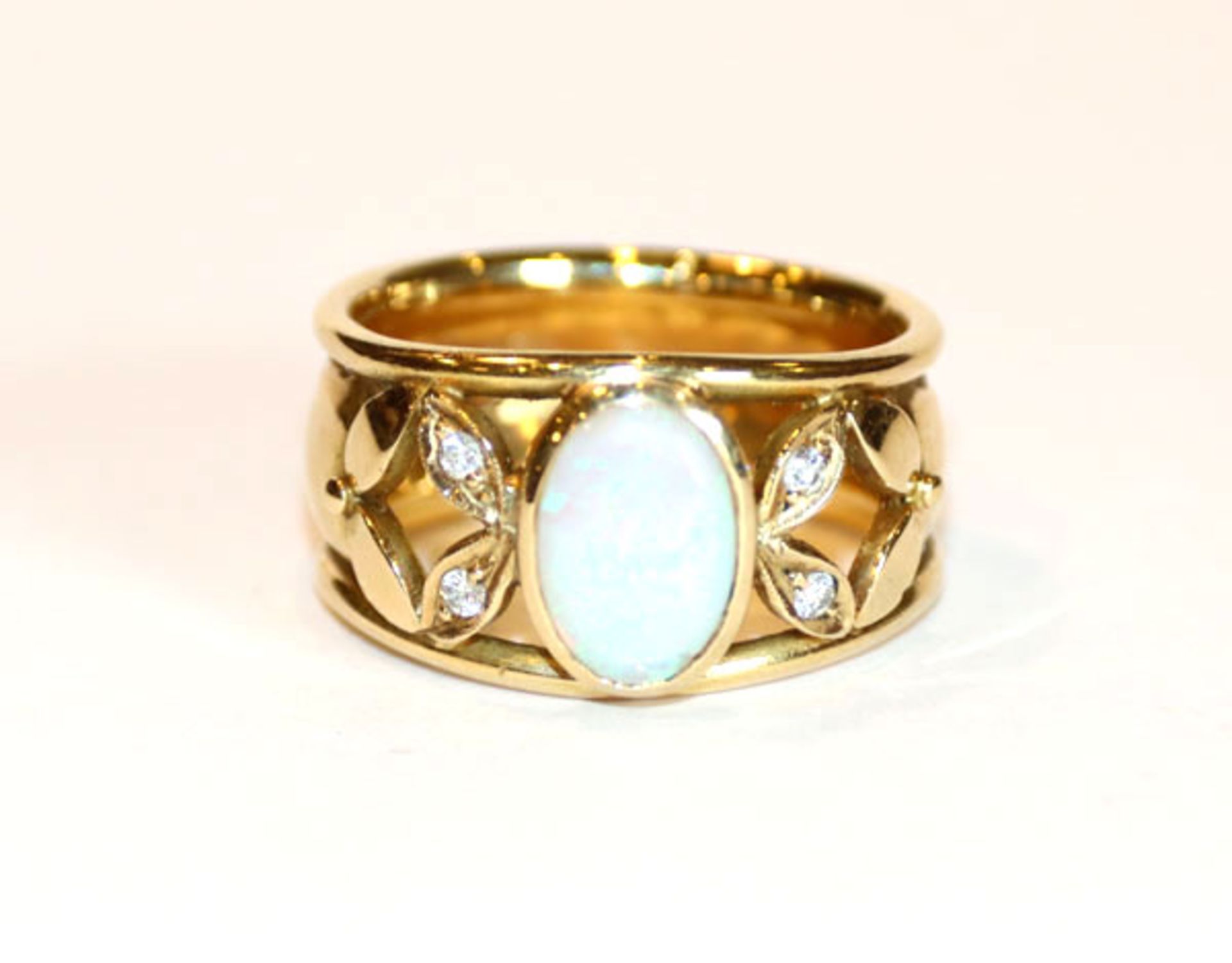 18 k Gelbgold Ring mit Opal und 4 Diamanten, 7,9 gr., Gr. 58