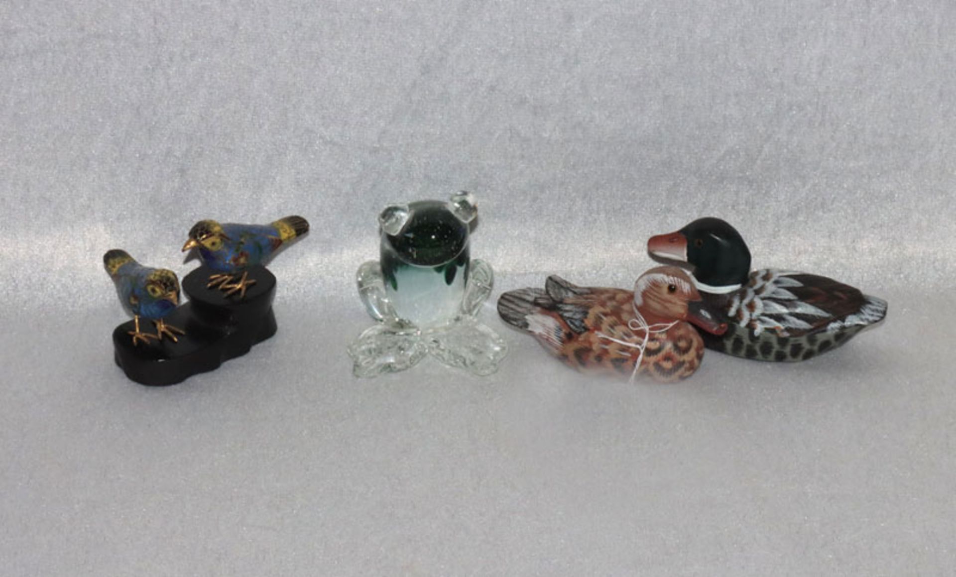 Konvolut von Deko-Tieren Glas Frosch, 2 Holzenten und 2 Cloisonné Vögel, H 5/7 cm