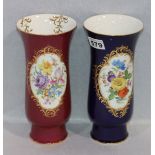 2 Meissen Blumenvasen, dunkelblau und rot mit Blumenmalerei und Golddekor, rote Vase hat Sprung, H