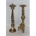 Messing Kerzenleuchter mit Reliefdekor, H 47 cm, und Metall Kerzenleuchter, berieben, H 49 cm,