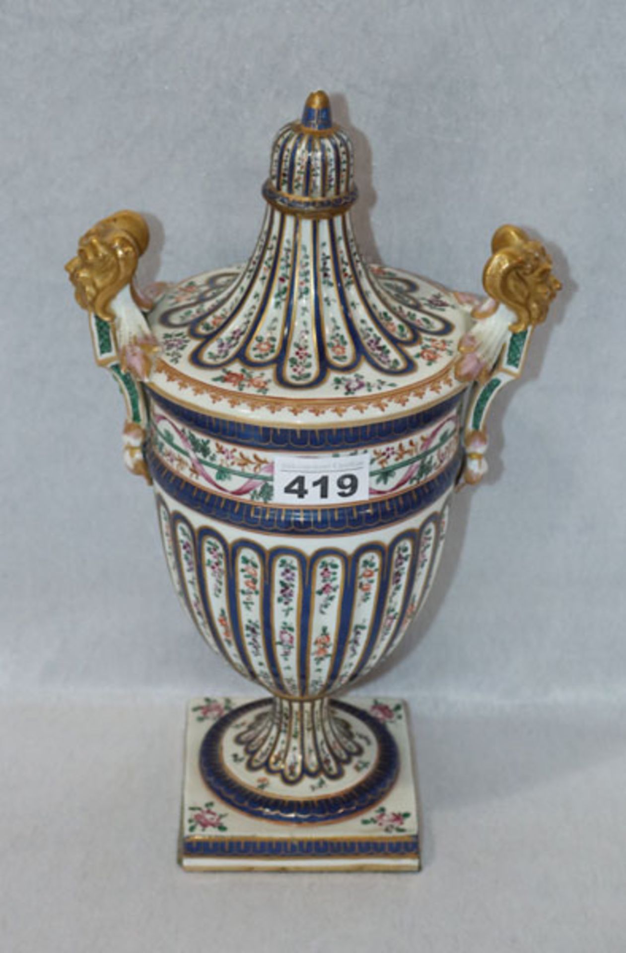 Chinsesische Porzellan Deckelvase mit seitlichen Handhaben, Blumen- und Golddekor, H 34,5 cm, B 21