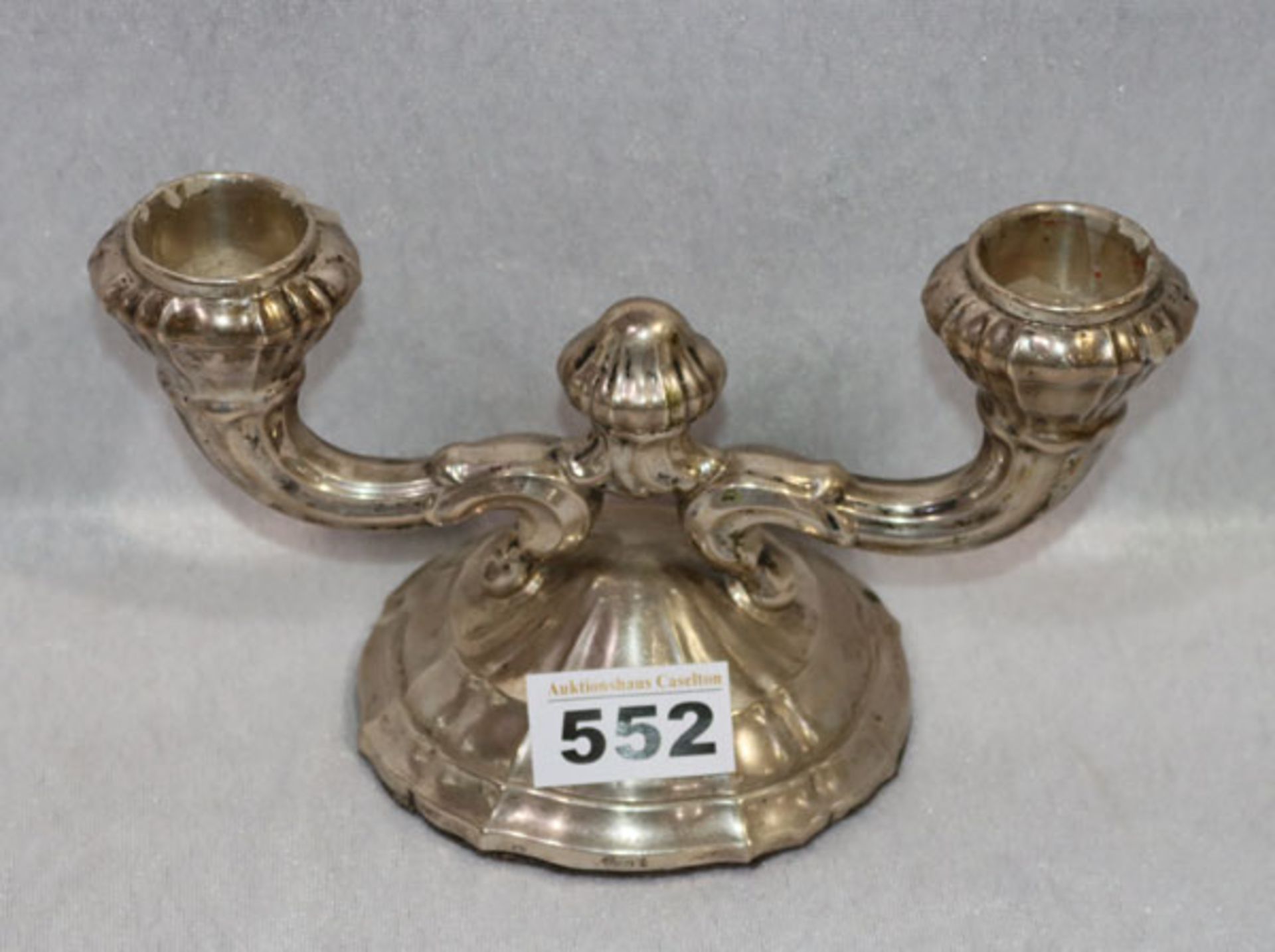 Kerzenleuchter in geschwungener Form, 2-armig, 835 Silber, gefüllt, H 12 cm, B 21 cm, T 10 cm,