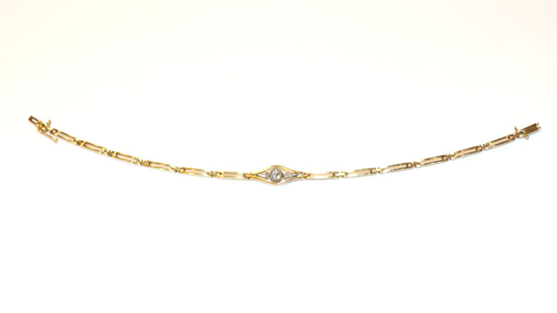 14 k Gelbgold Armband, Mittelteil mit 3 in Weißgold gefaßten Diamantem. 8,5 gr., L 17 cm