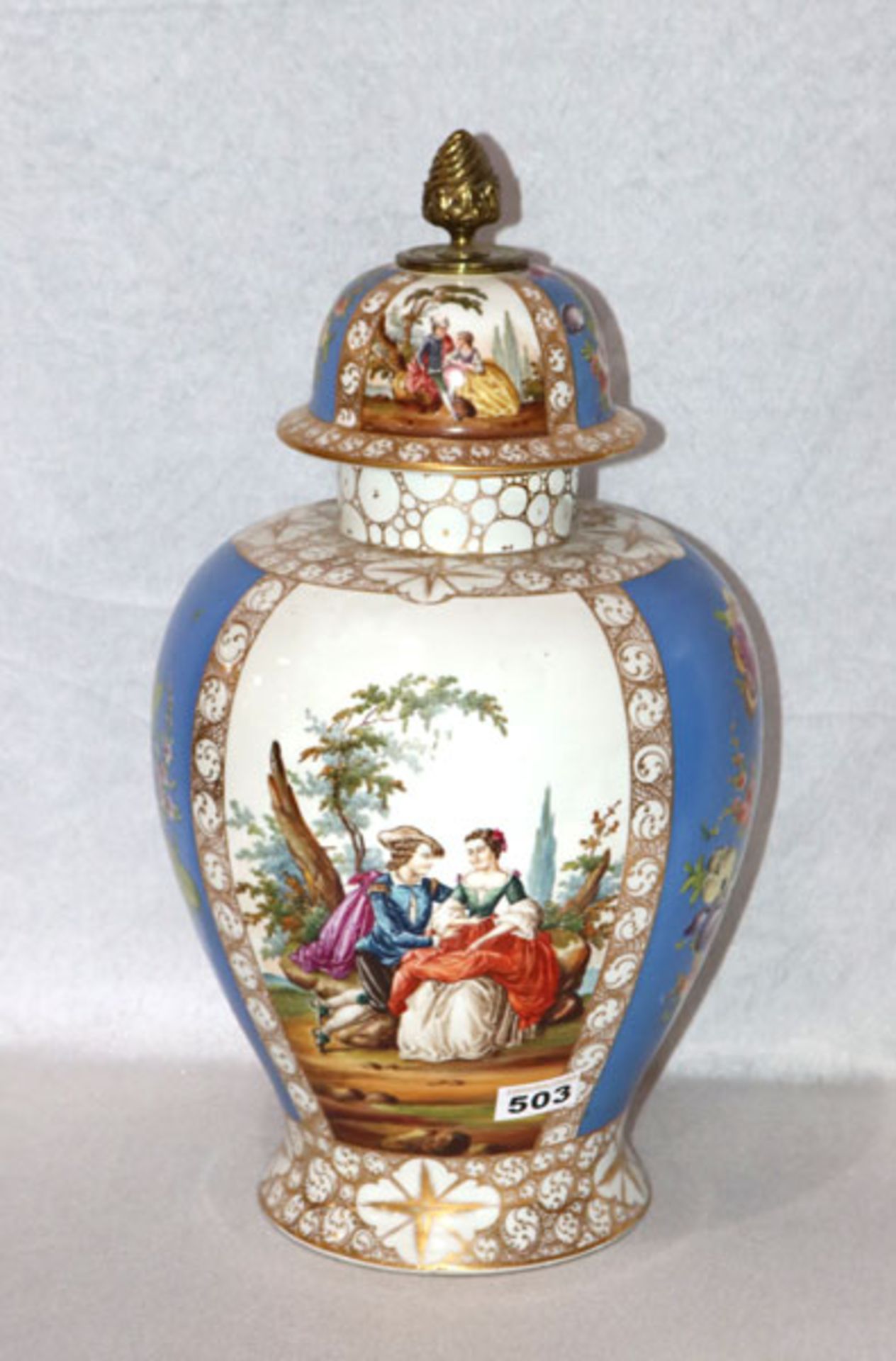 Porzellan Deckelvase mit Watteaumalerei und Blumen- und Golddekor, Vasenhals beschädigt und geklebt,
