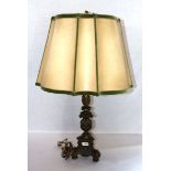 Tischlampe mit reliefiertem Lampenfuß, Bronze ?, mit beige/grünem Schirm, H 86 cm, D 48 cm, teils